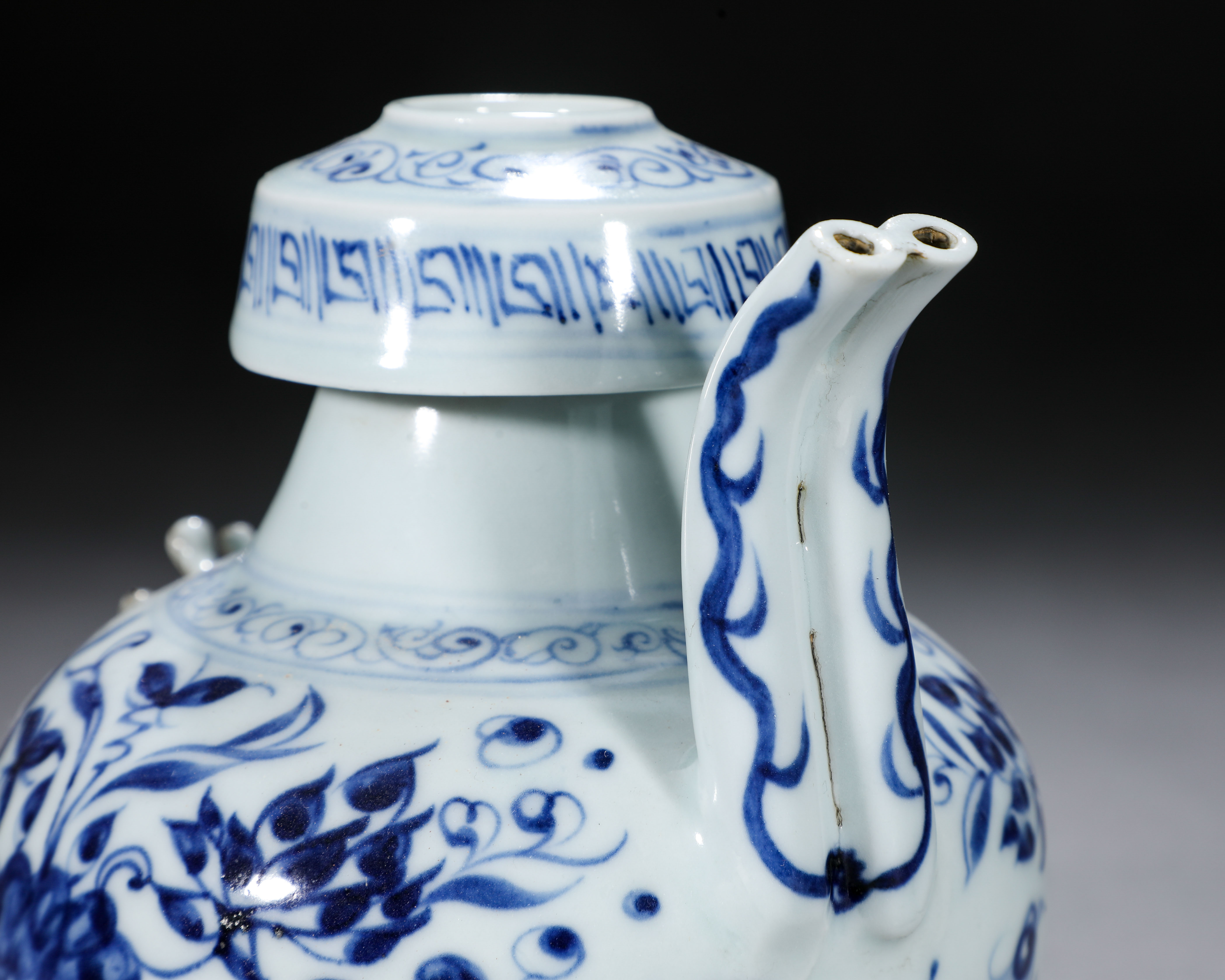 A Chinese Blue and White Lotus Pond Ewer - Image 8 of 9