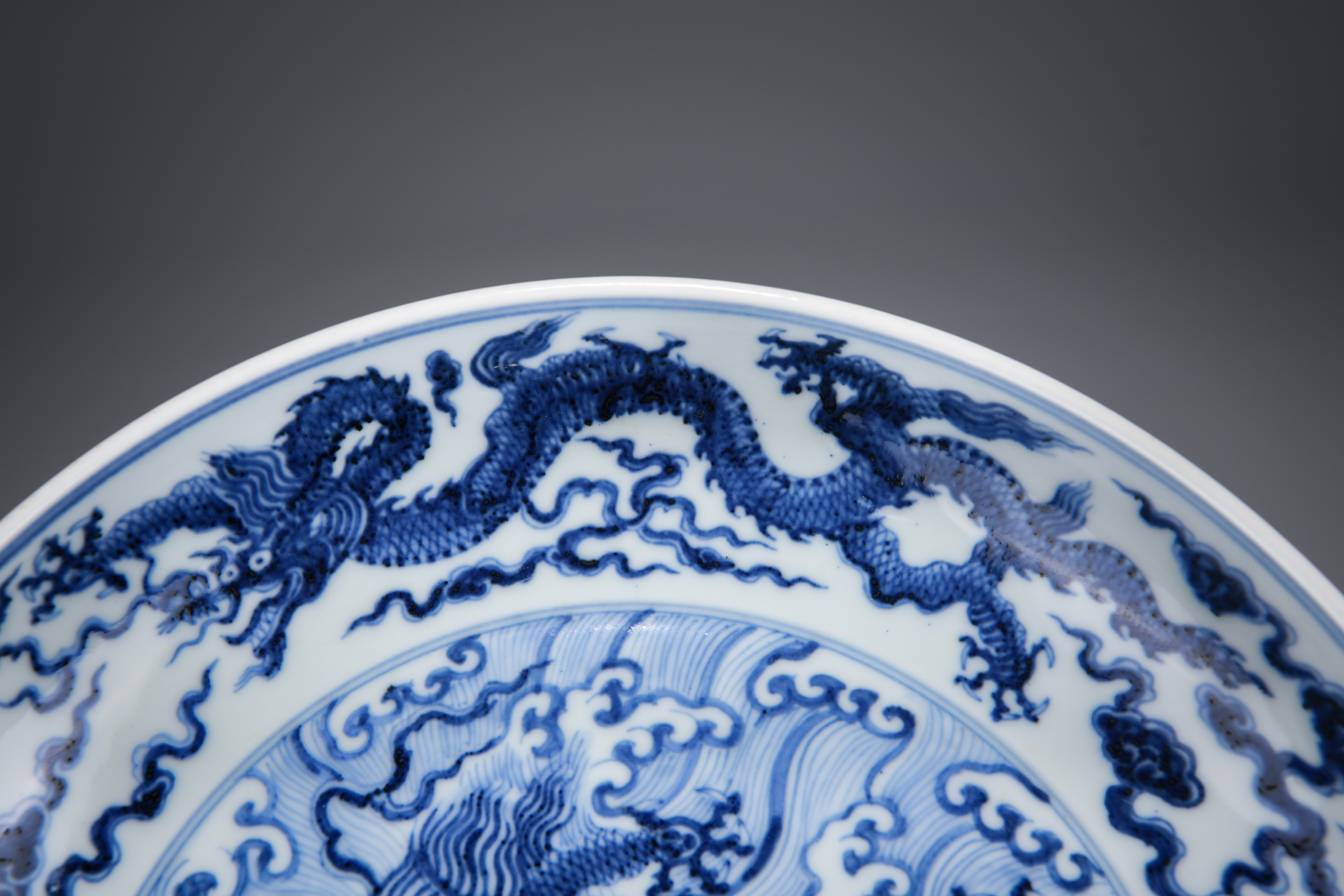 A Chinese Blue and White Dragon Dish - Image 4 of 7