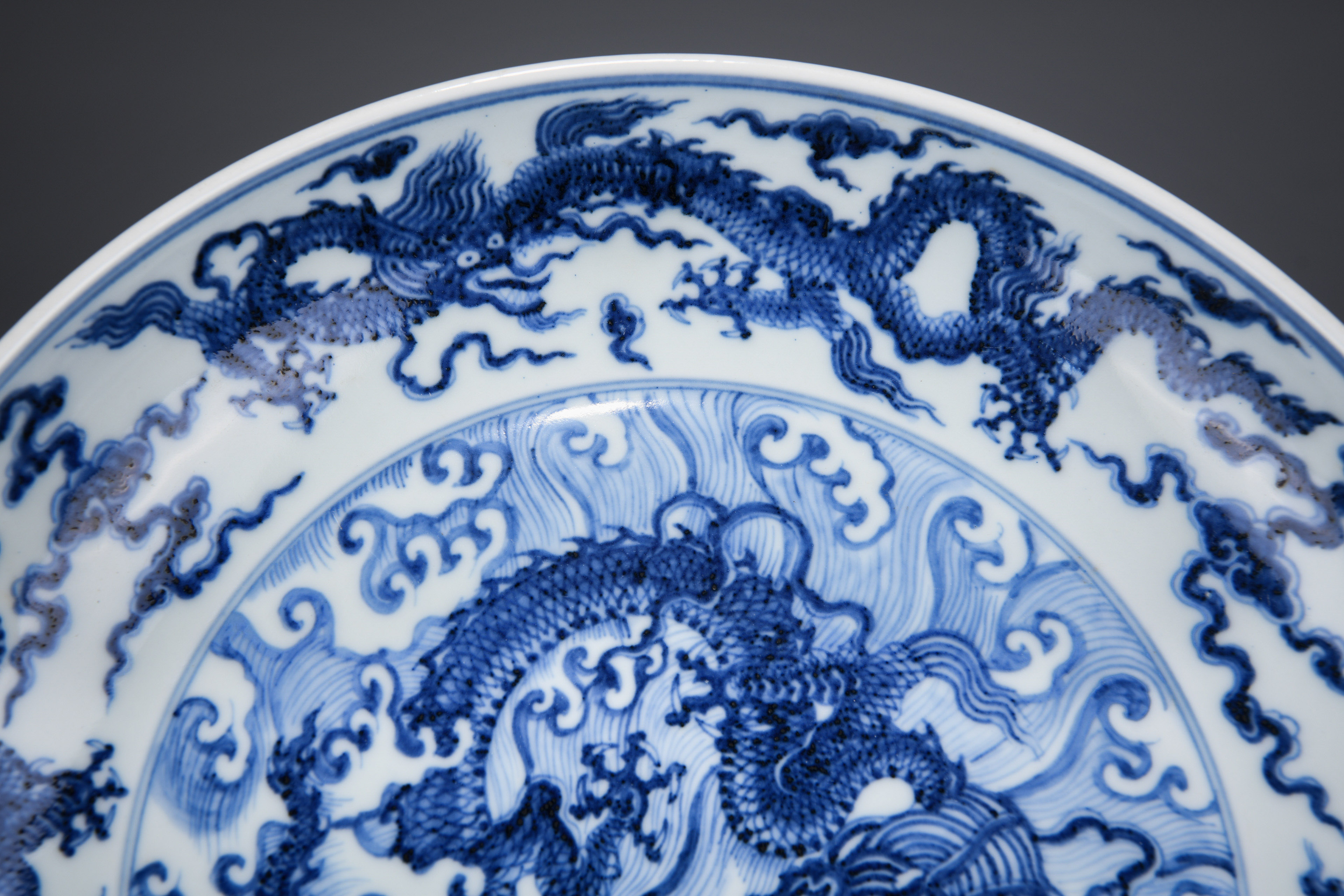 A Chinese Blue and White Dragon Dish - Image 5 of 7