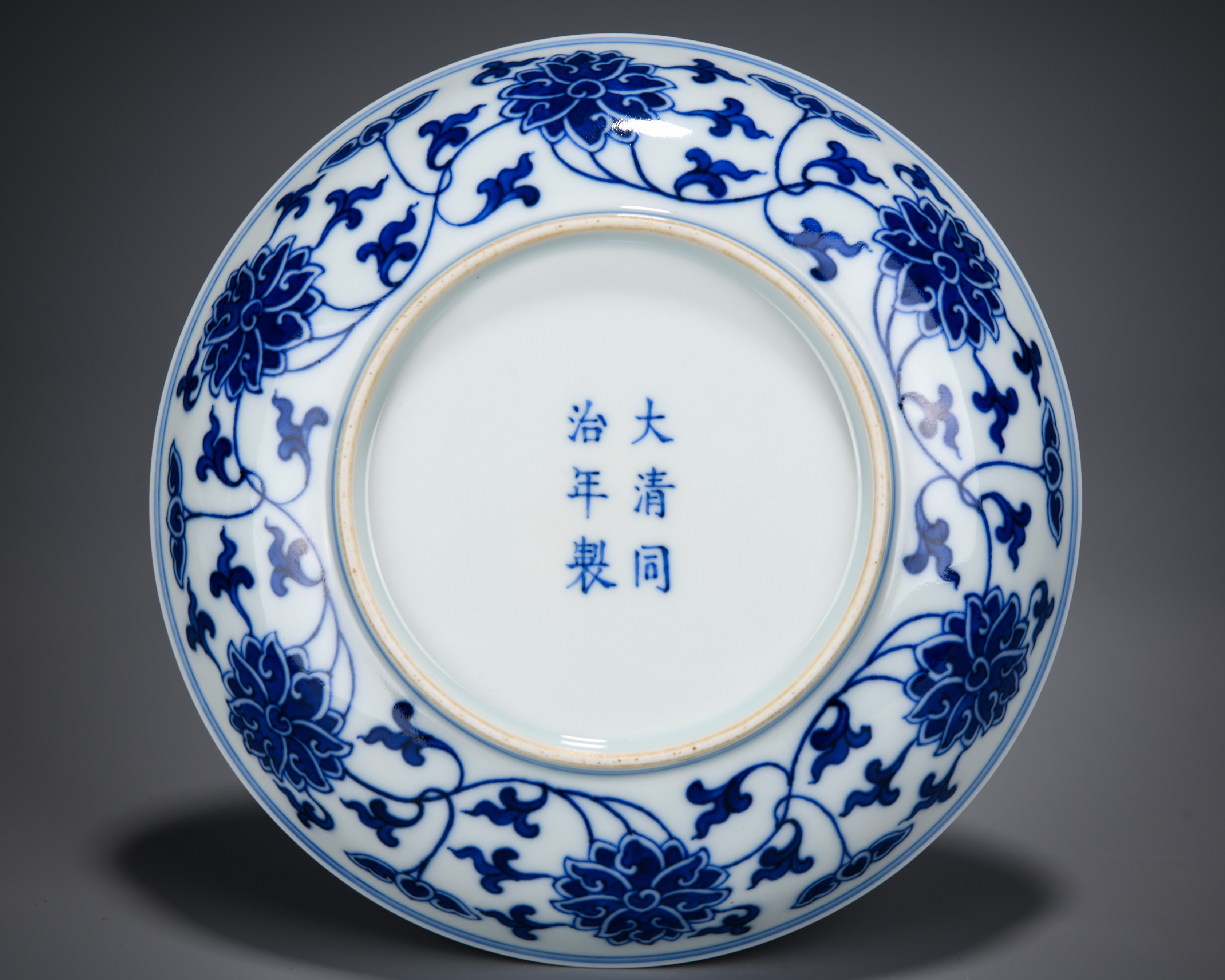 A Chinese Blue and White Lotus Scrolls Dish - Image 7 of 8