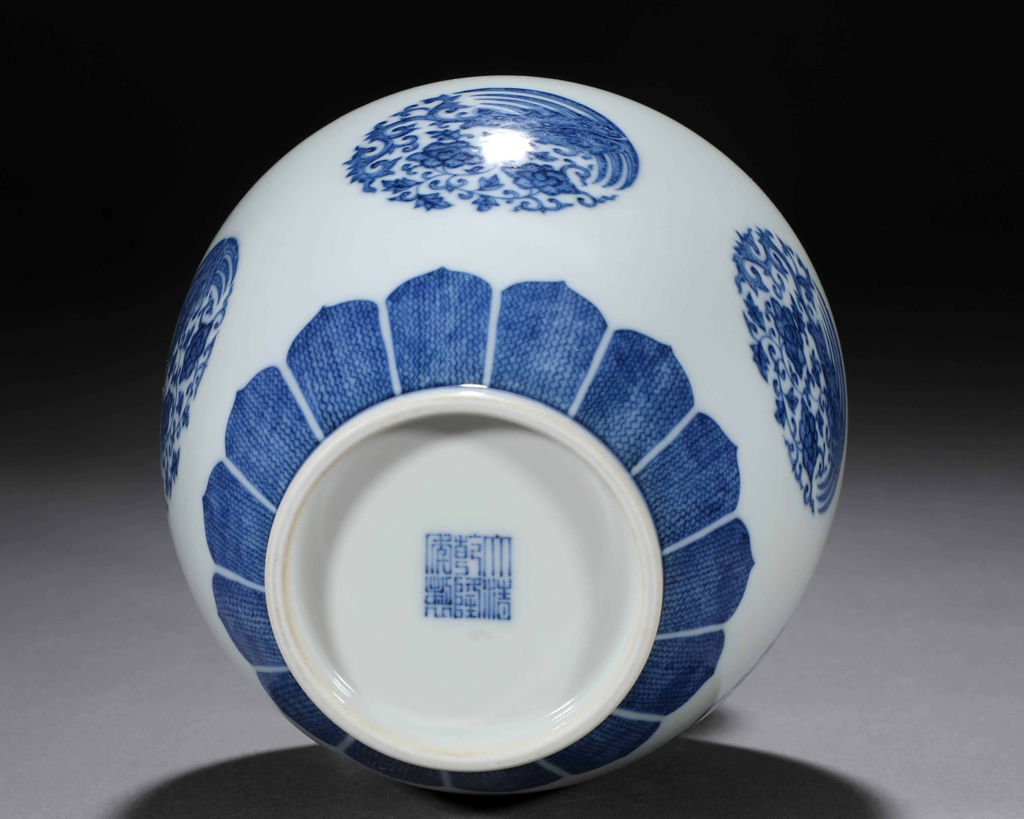 A Chinese Blue and White Medallion Vase - Image 8 of 9