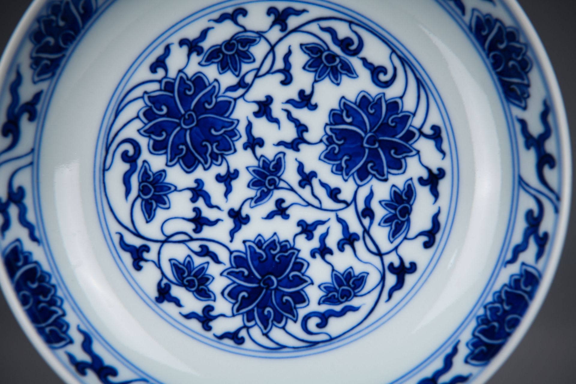 A Chinese Blue and White Lotus Scrolls Dish - Image 2 of 8