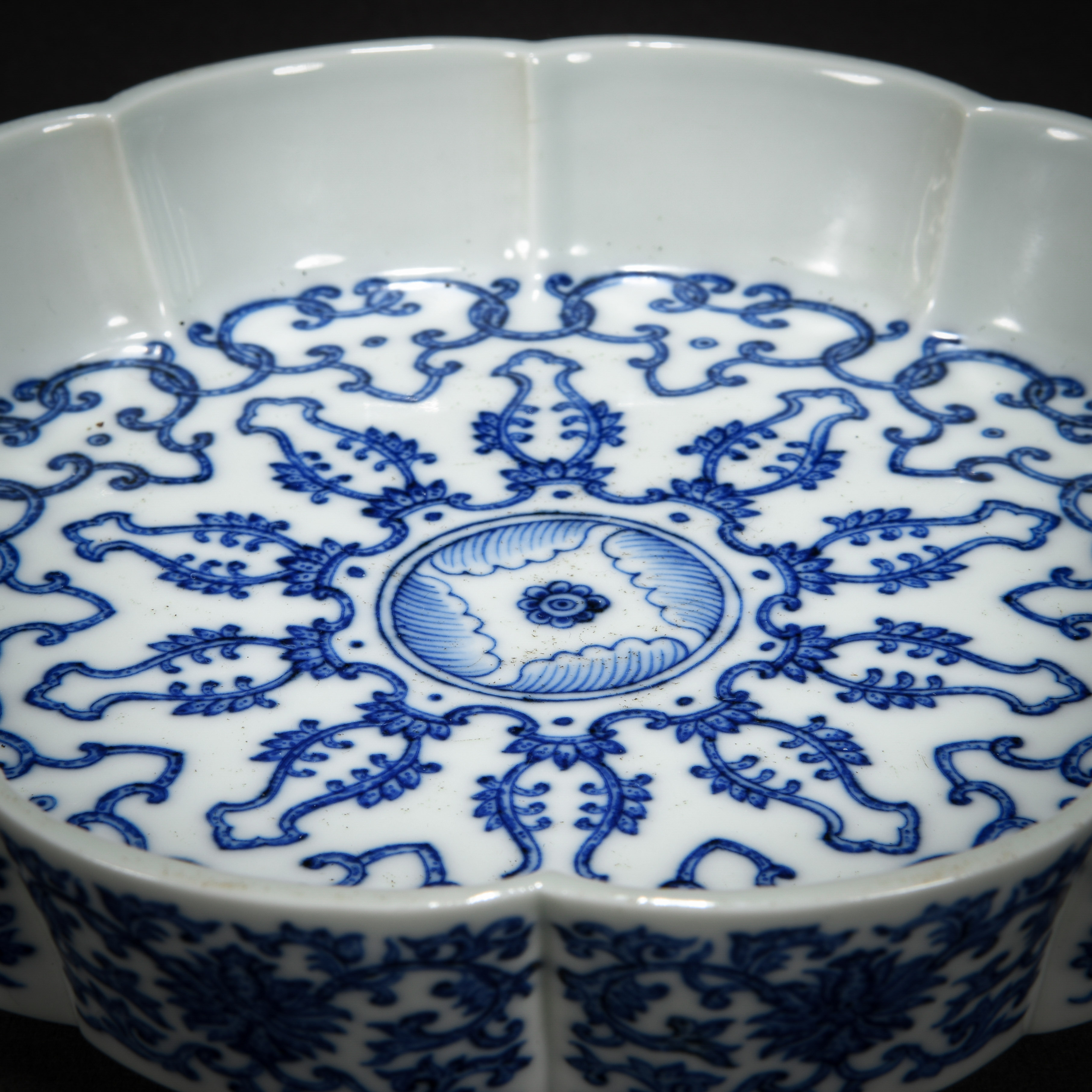 A Chinese Blue and White Lobed Dish - Image 5 of 9