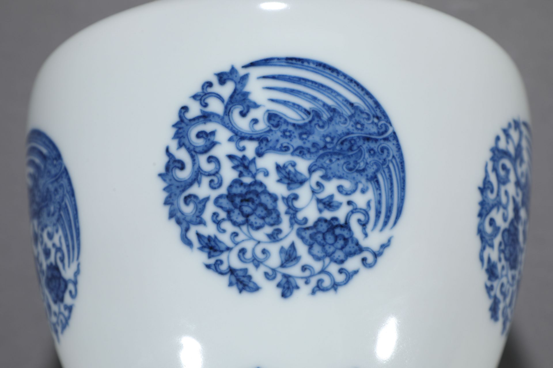 A Chinese Blue and White Medallion Vase - Image 9 of 9