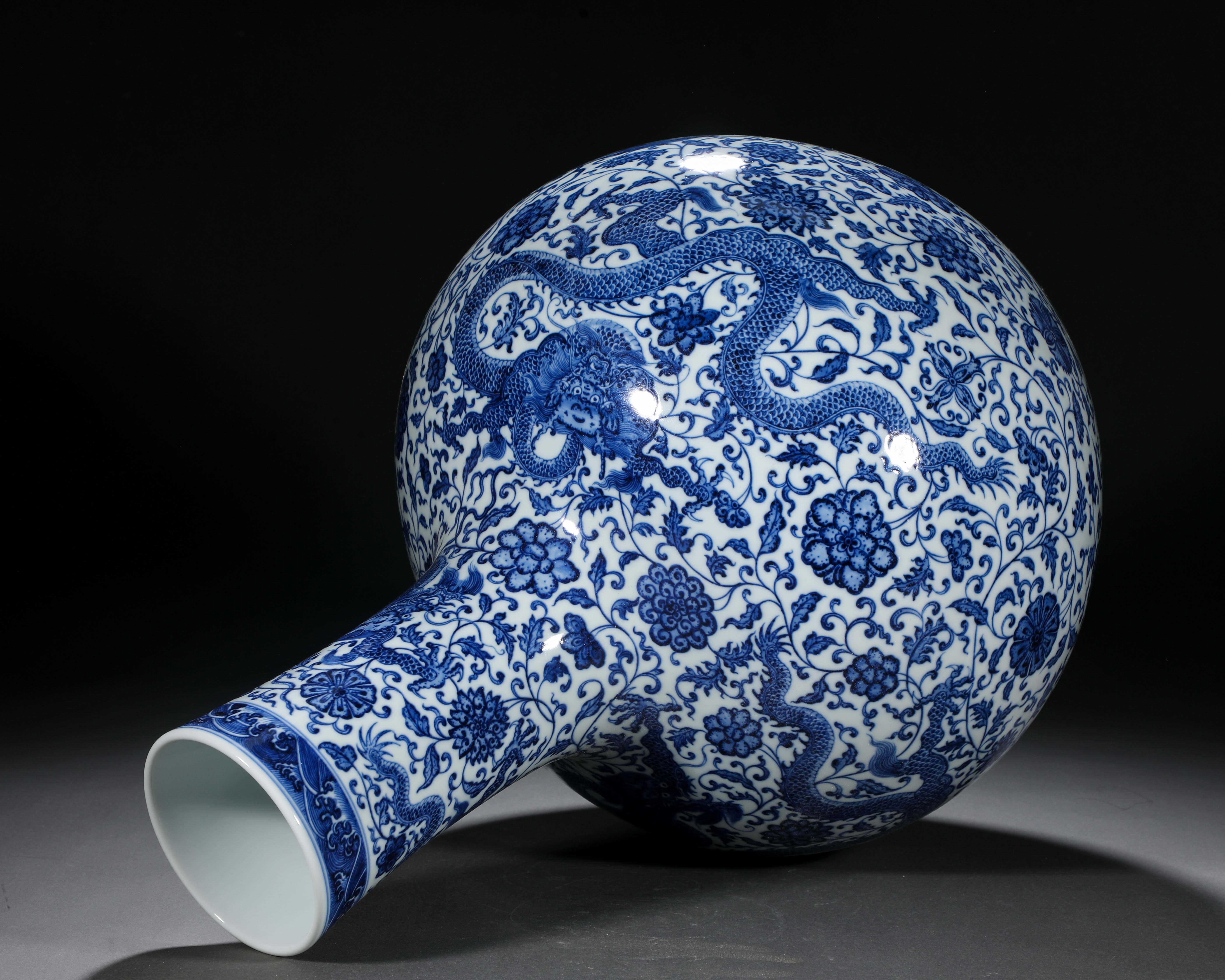 A Chinese Blue and White Lotus Scrolls Globular Vase - Image 7 of 10