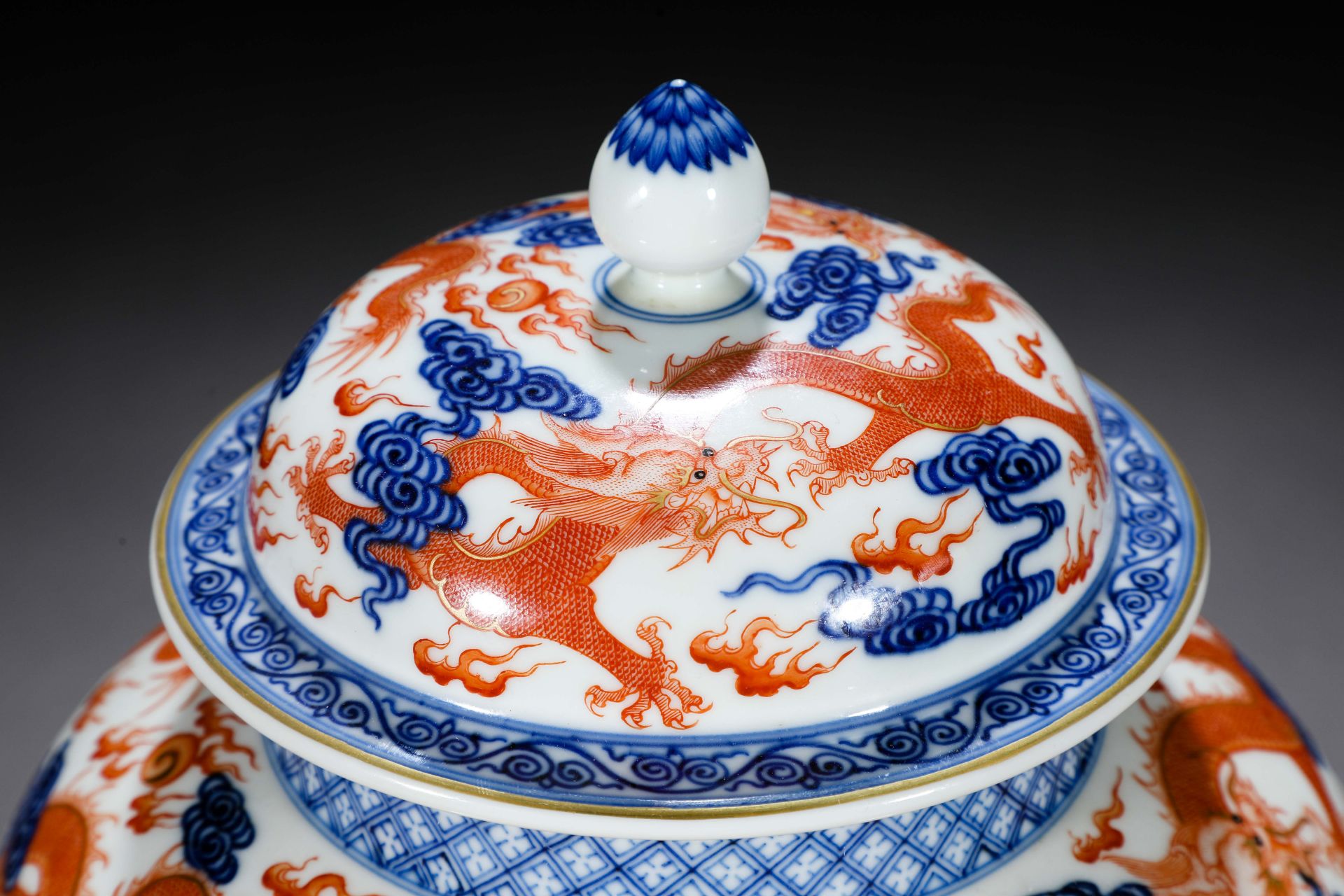 A Chinese Underglaze Blue and Iron Red Jar with Cover - Image 5 of 9