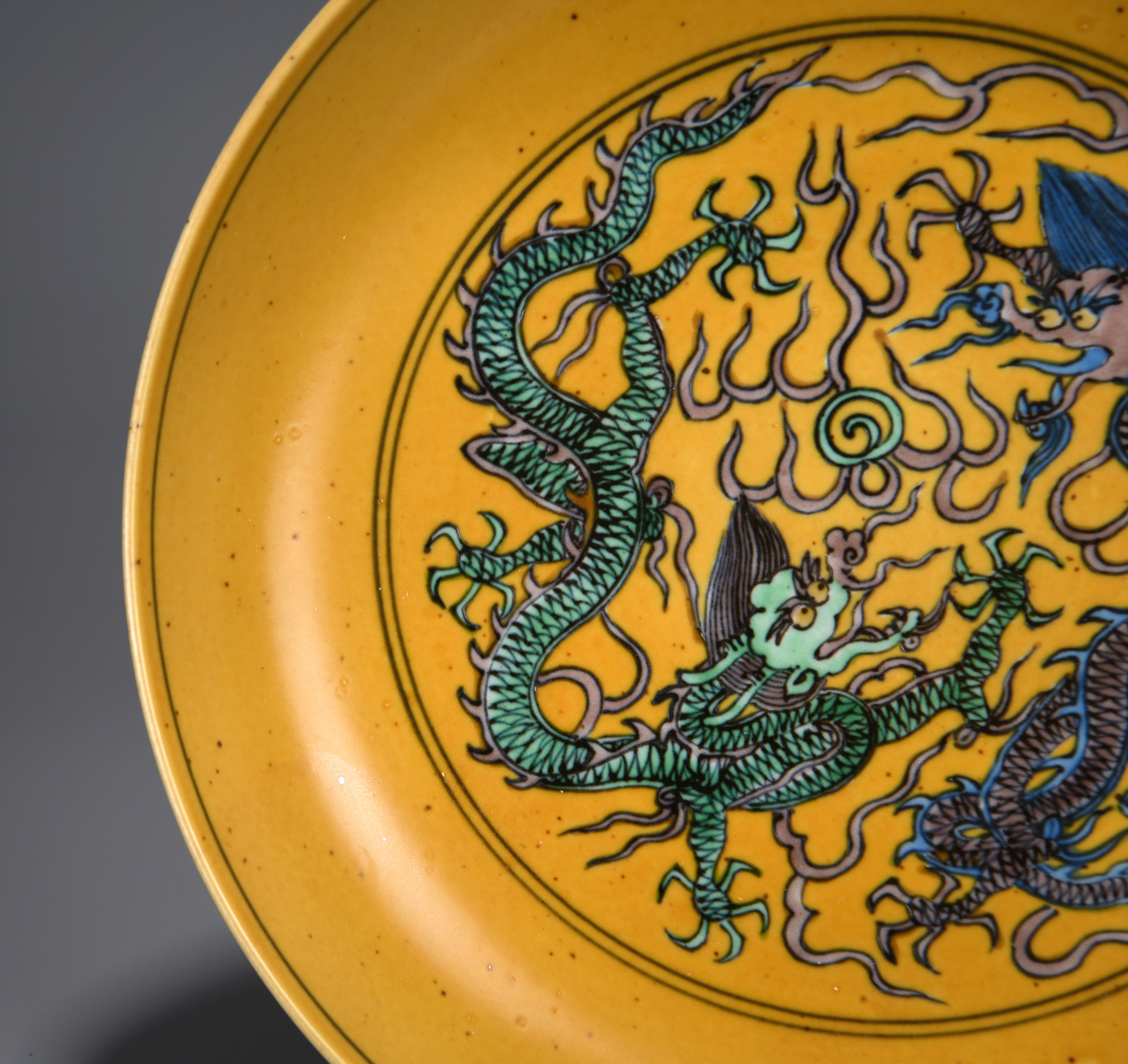 A Chinese Famille Verte Biscuit Dragon Dish - Image 4 of 8