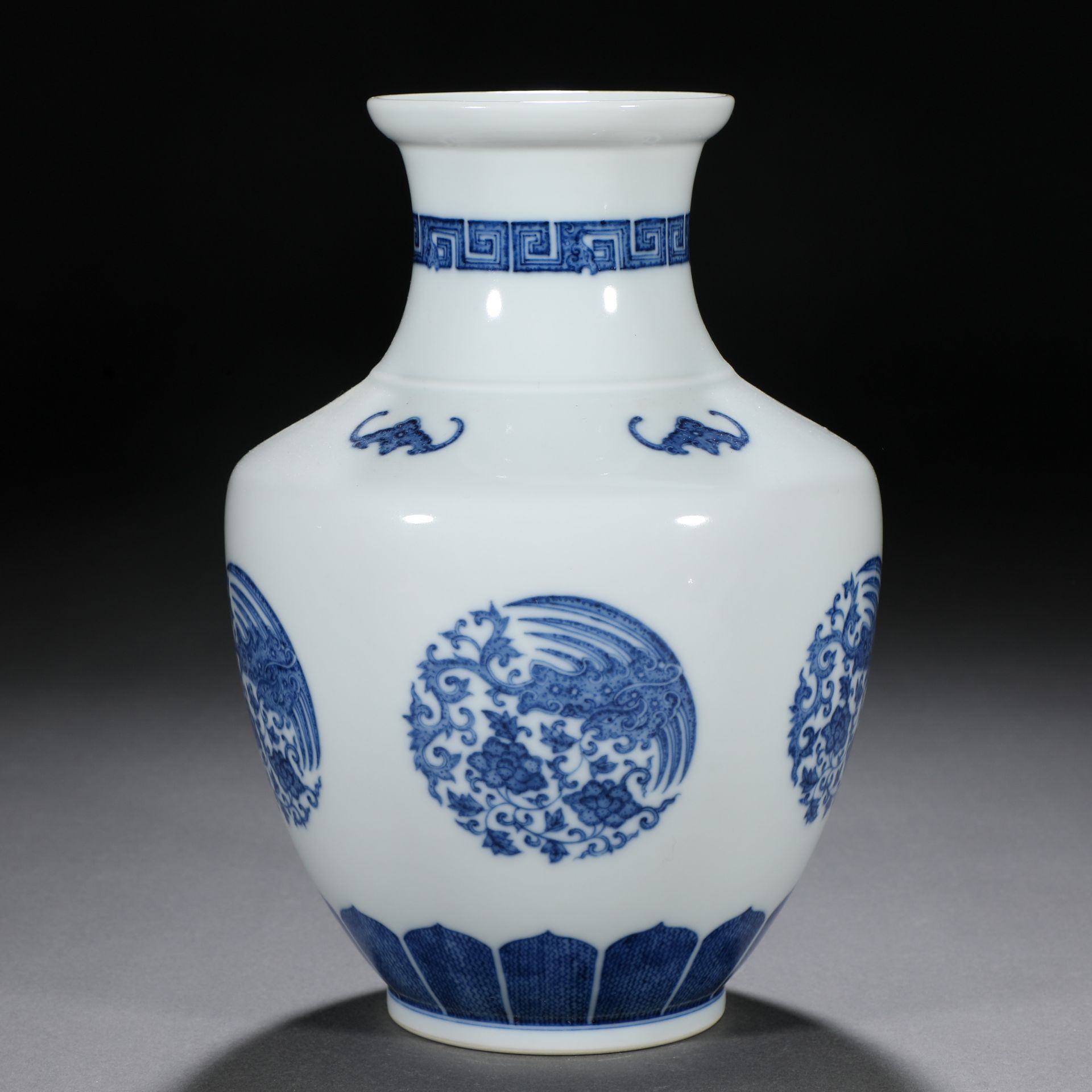 A Chinese Blue and White Medallion Vase - Image 3 of 9