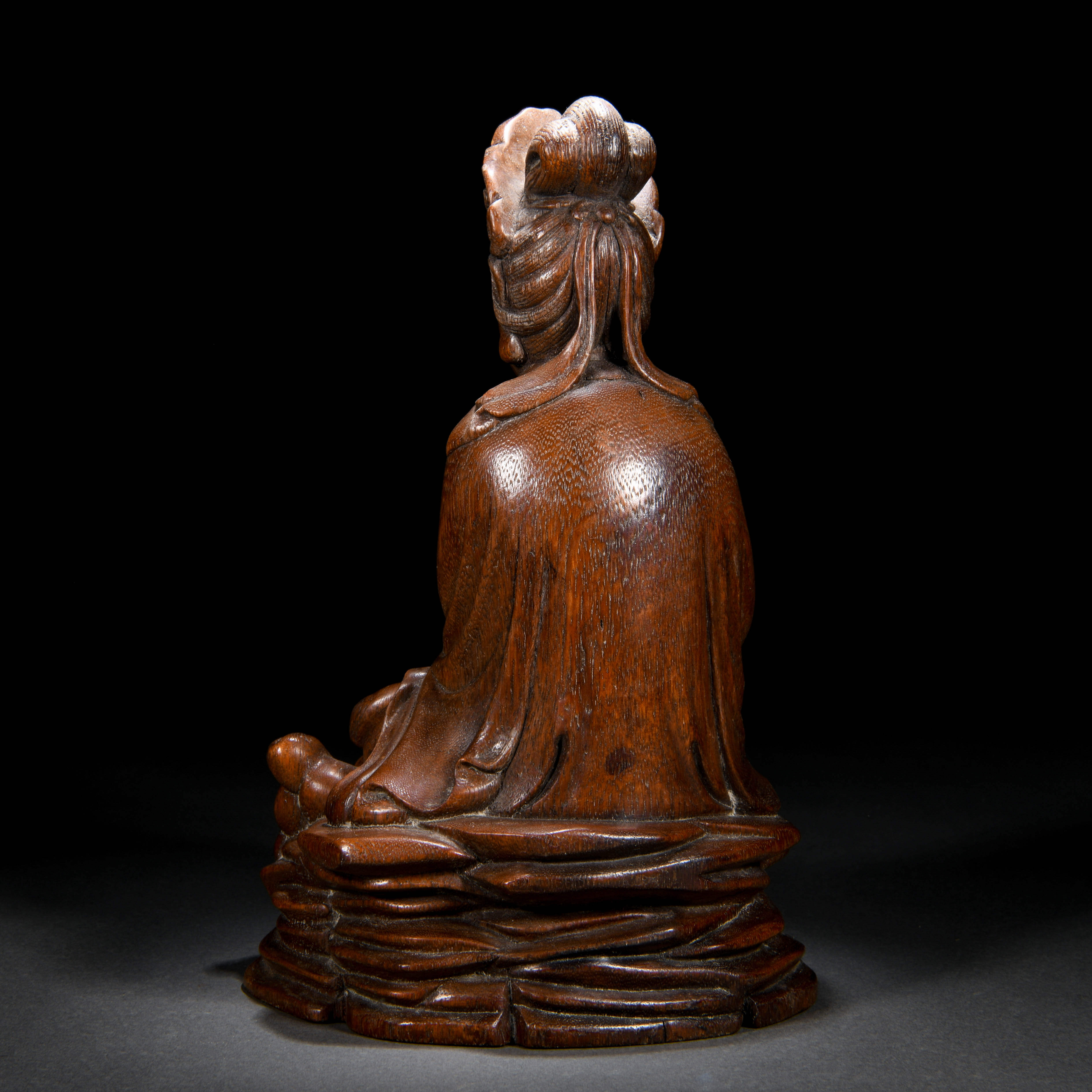 A Chinese Carved Aloeswood Figure of Guanyin - Image 7 of 9