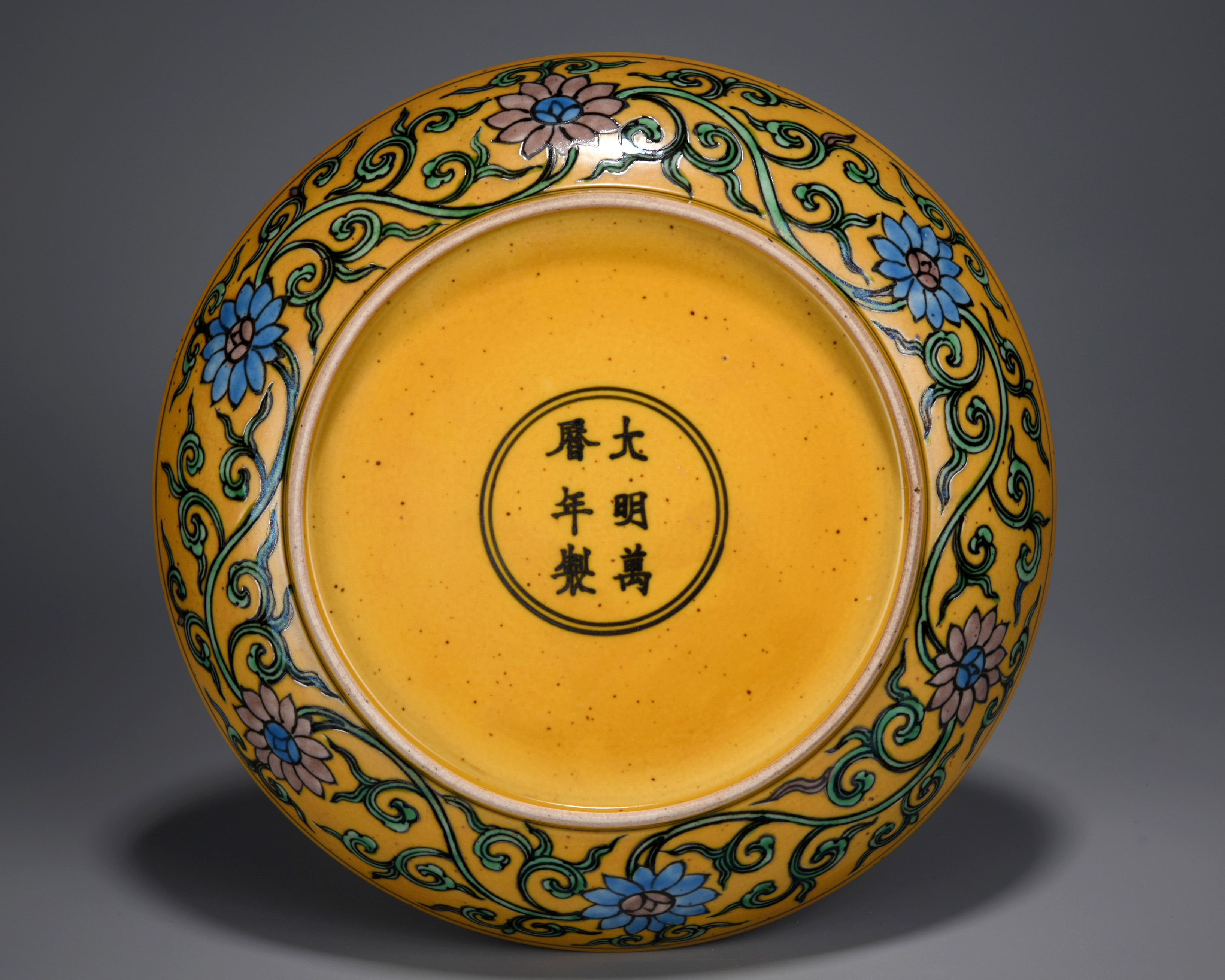 A Chinese Famille Verte Biscuit Dragon Dish - Image 8 of 8