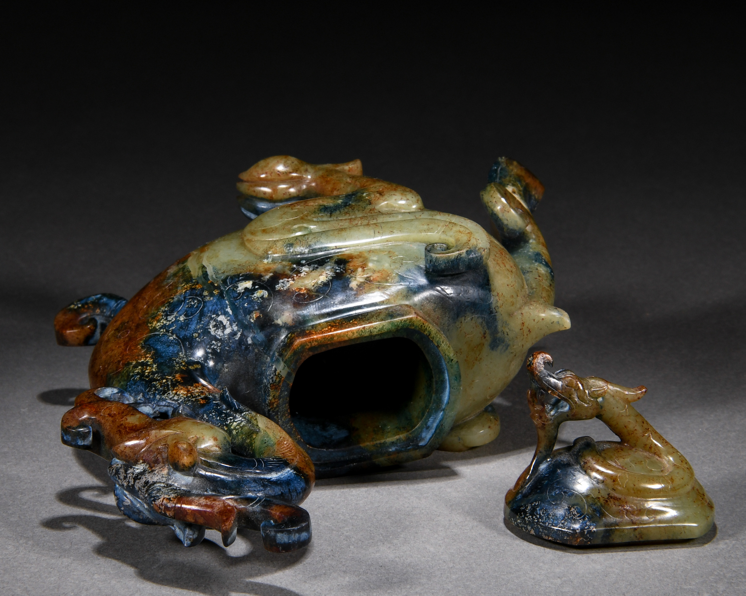 A Chinese Carved Jade Dragon Decoration - Image 8 of 9