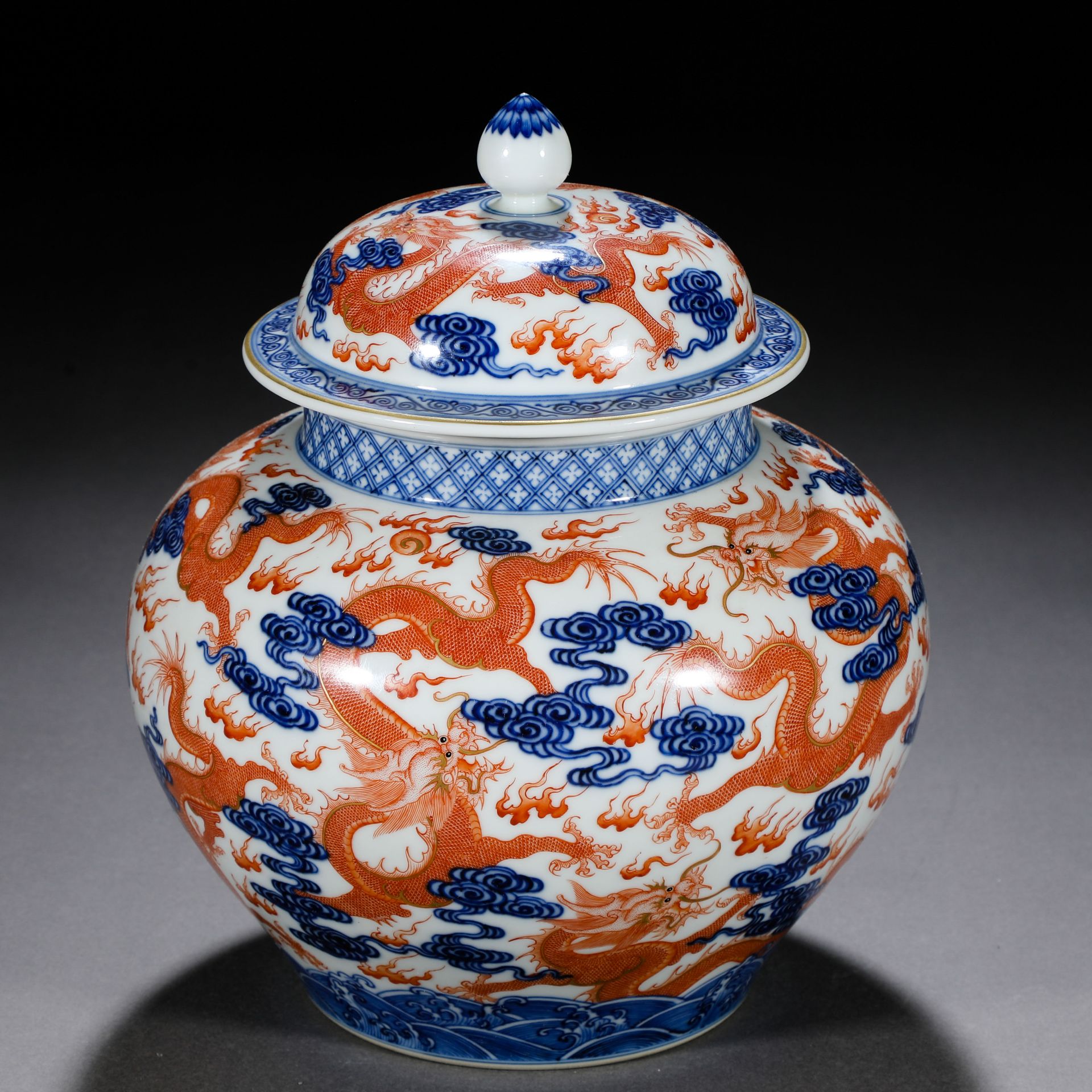 A Chinese Underglaze Blue and Iron Red Jar with Cover - Image 3 of 9