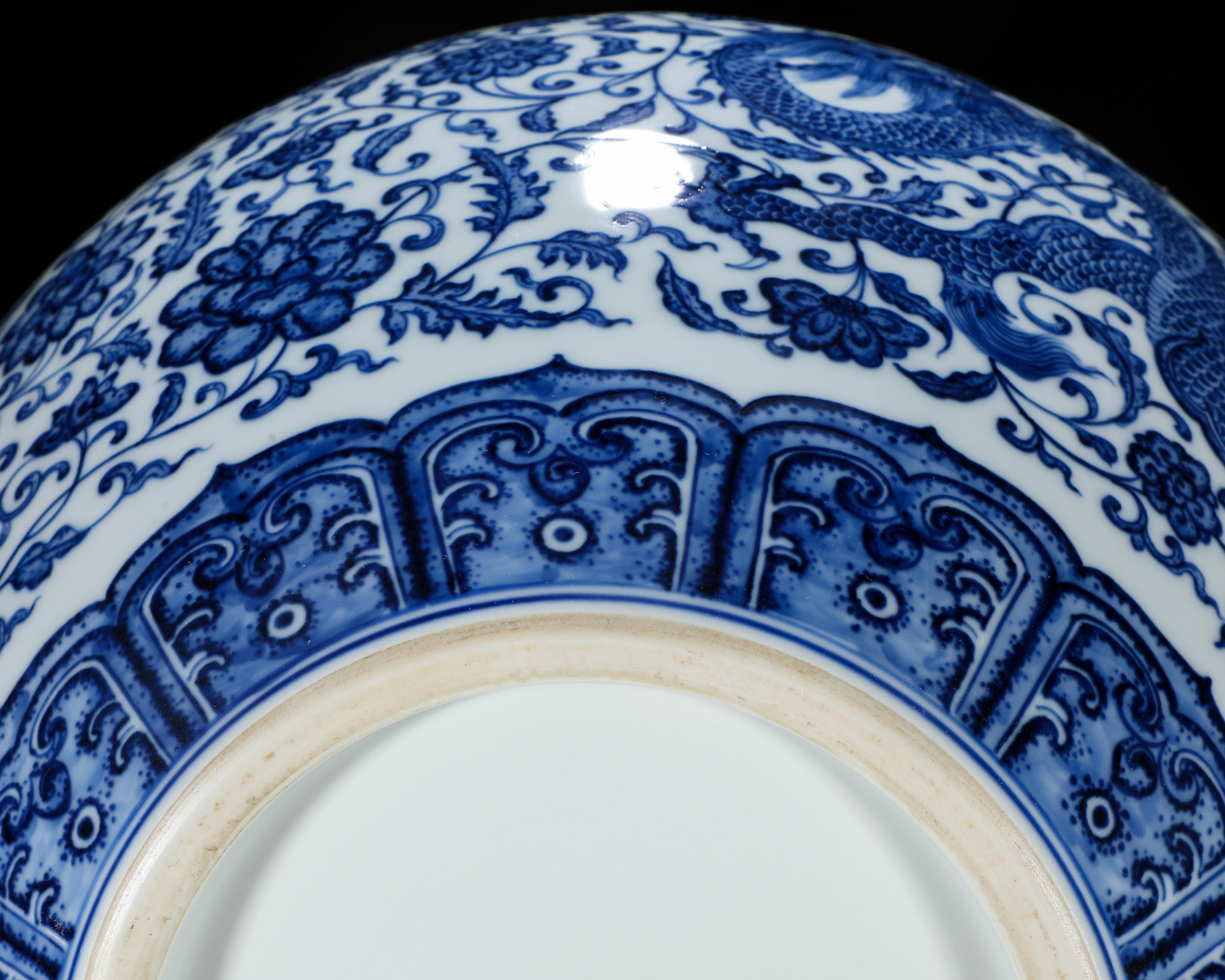 A Chinese Blue and White Lotus Scrolls Globular Vase - Image 8 of 10
