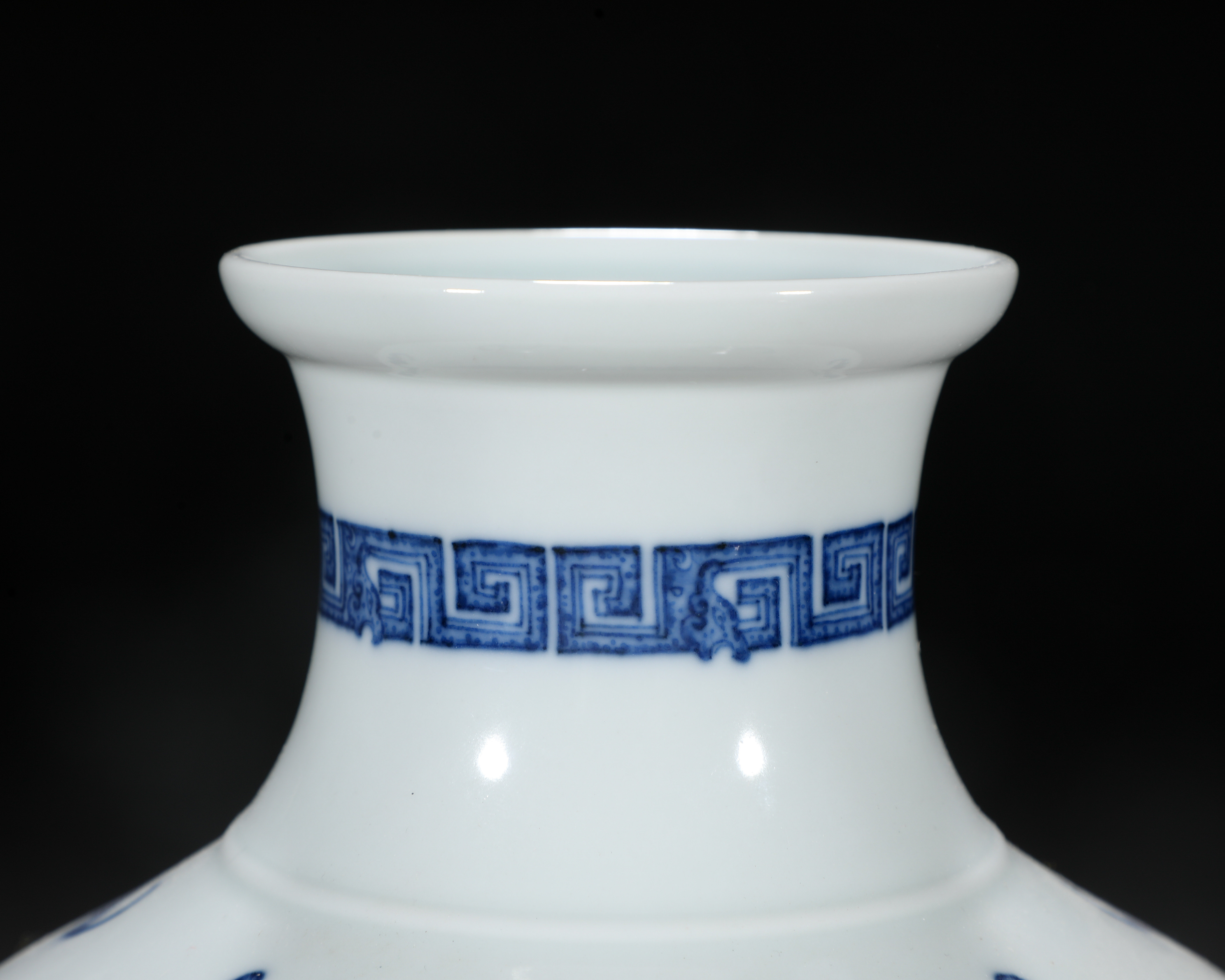 A Chinese Blue and White Medallion Vase - Image 4 of 9