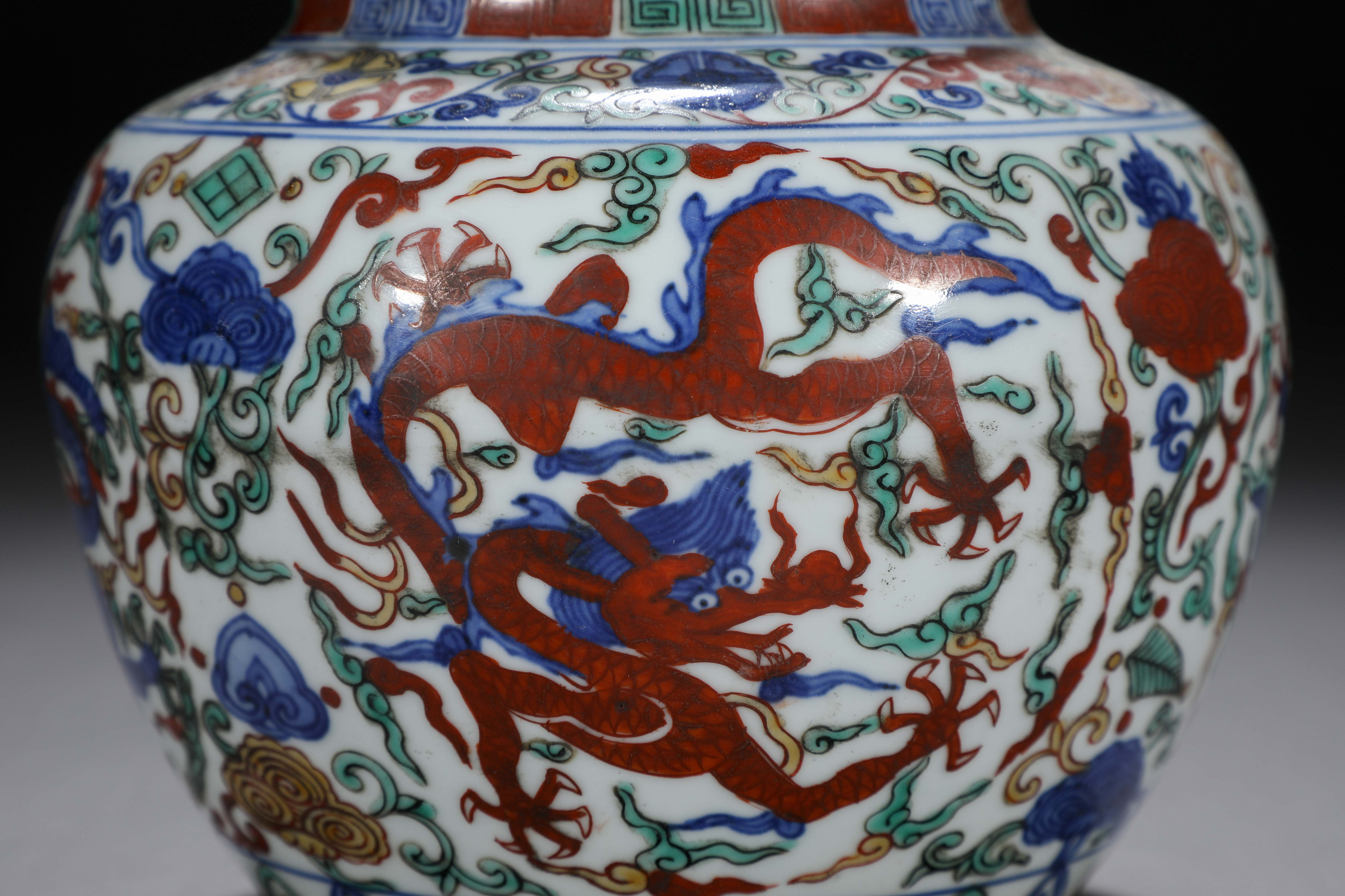 A Chinese Famille Verte Dragon Jar - Image 6 of 9