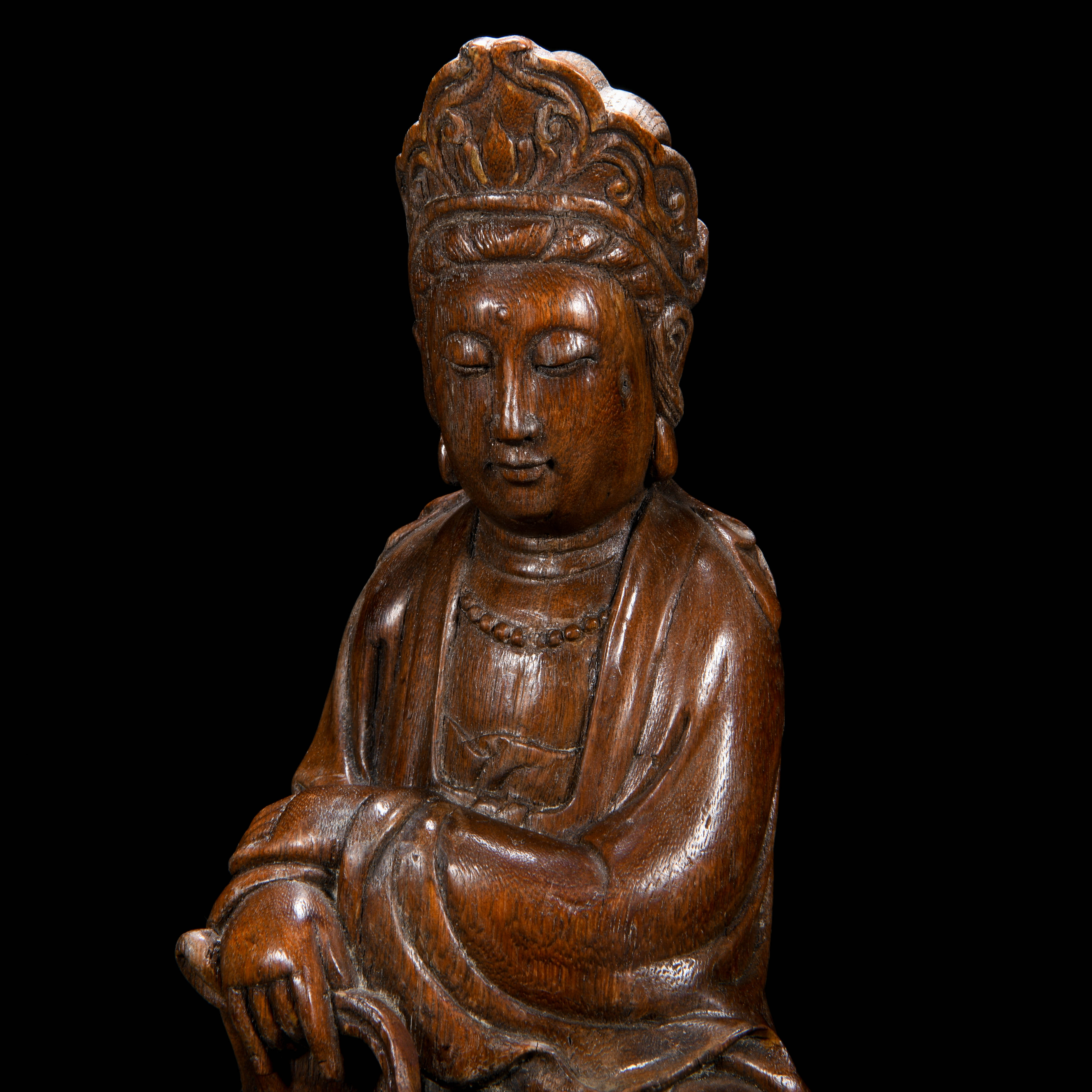 A Chinese Carved Aloeswood Figure of Guanyin - Image 3 of 9