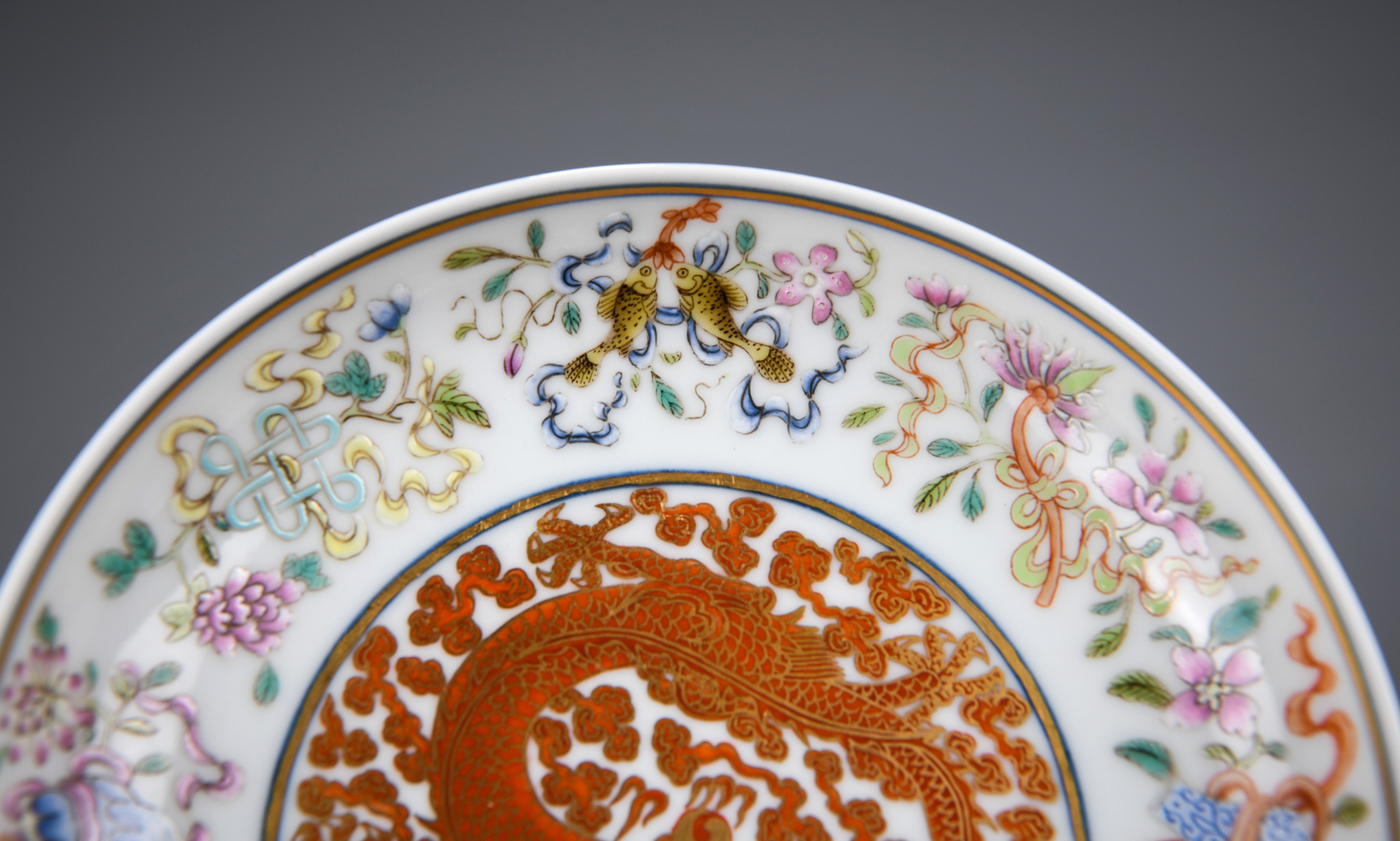 A Chinese Famille Rose and Gilt Dragon Dish - Image 5 of 10