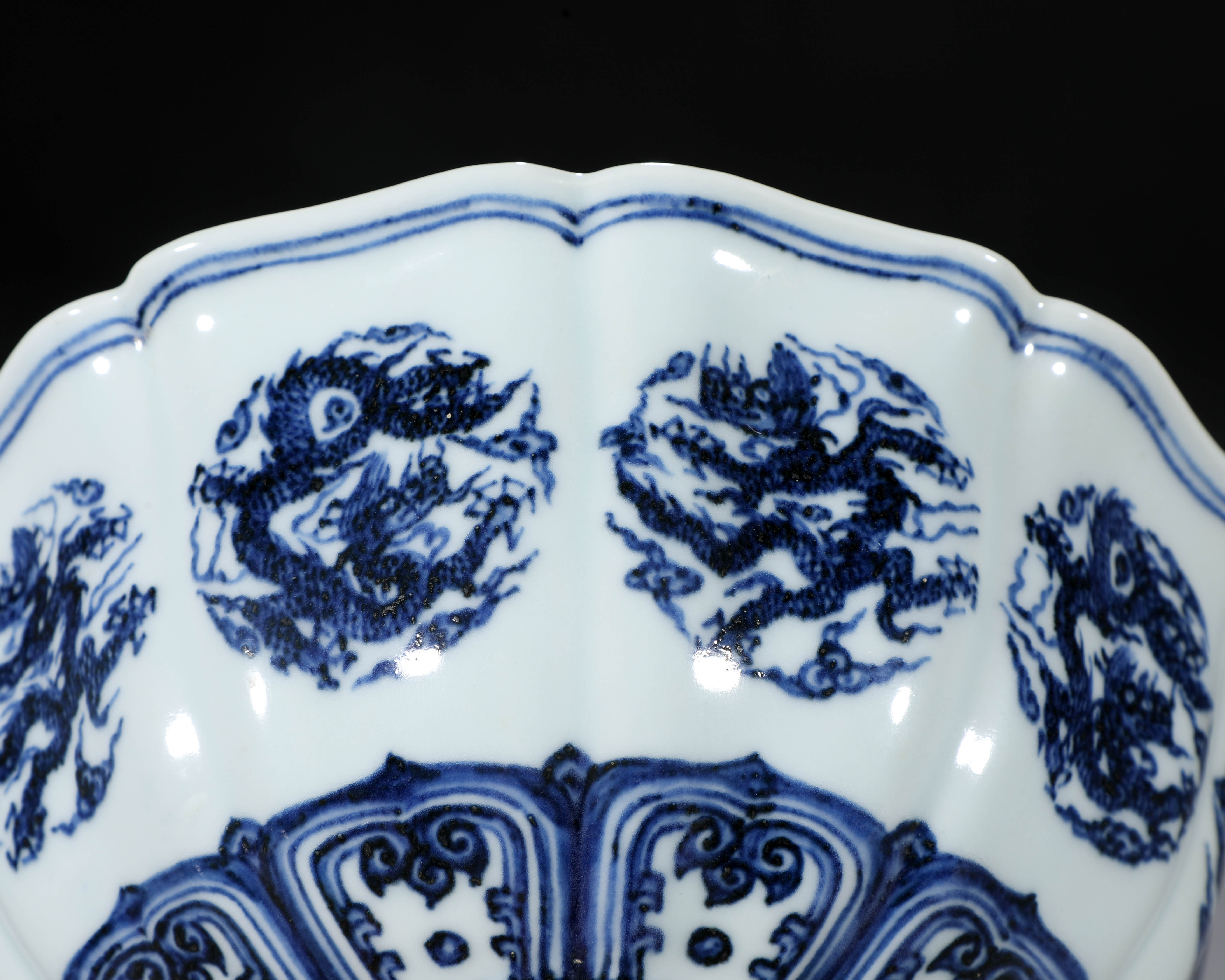 A Chinese Blue and White Medallions Bowl - Image 8 of 9