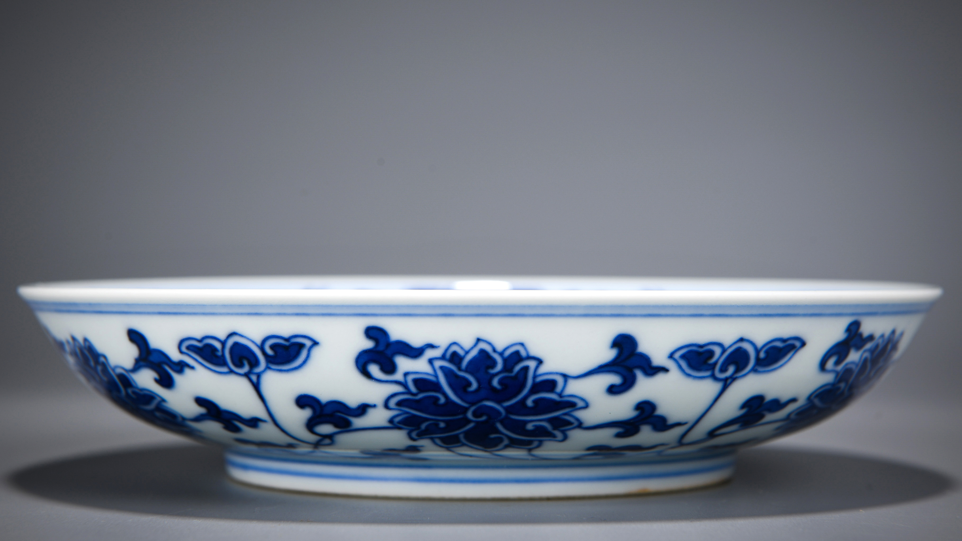 A Chinese Blue and White Lotus Scrolls Dish - Image 4 of 8