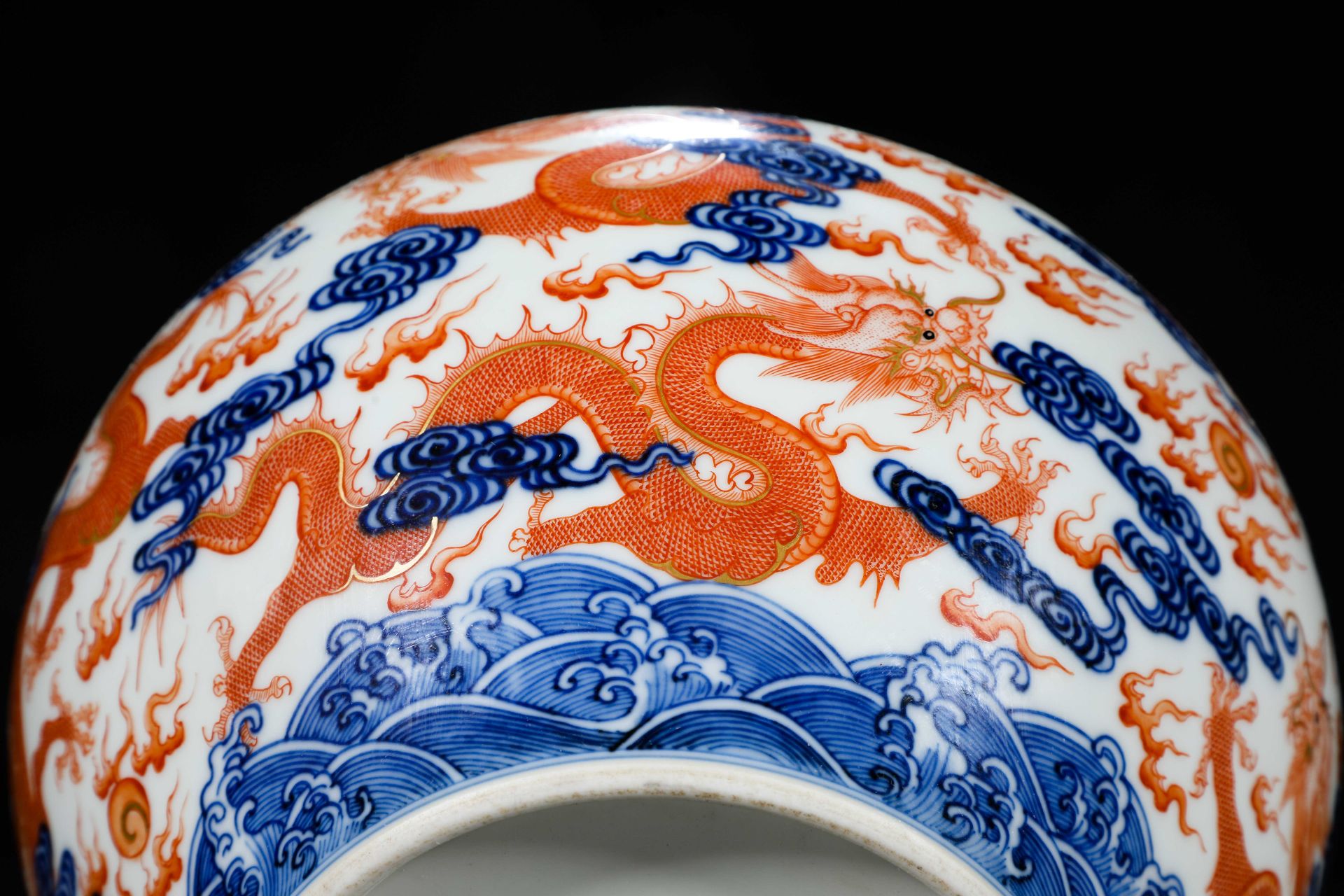 A Chinese Underglaze Blue and Iron Red Jar with Cover - Image 8 of 9