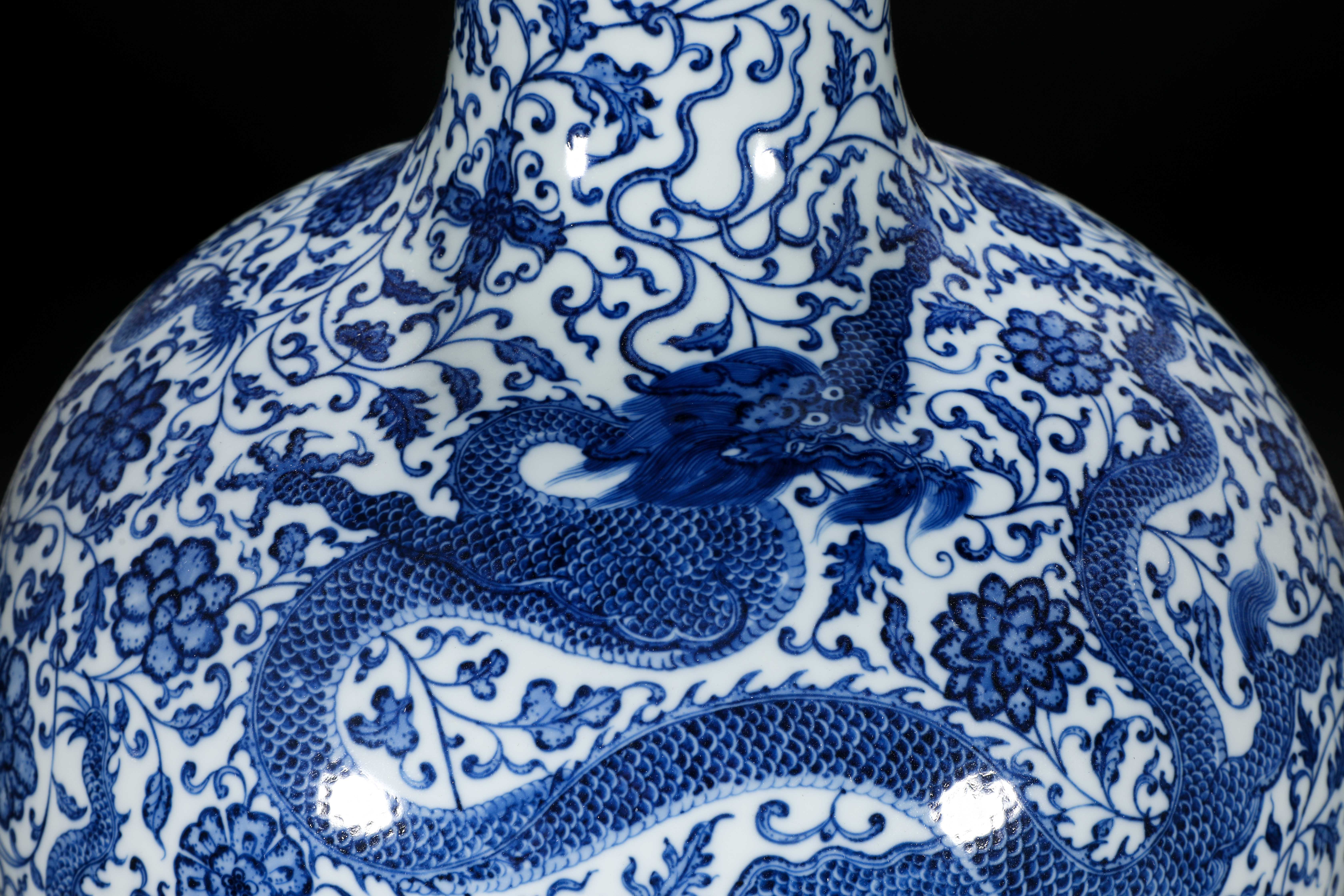 A Chinese Blue and White Lotus Scrolls Globular Vase - Image 5 of 10
