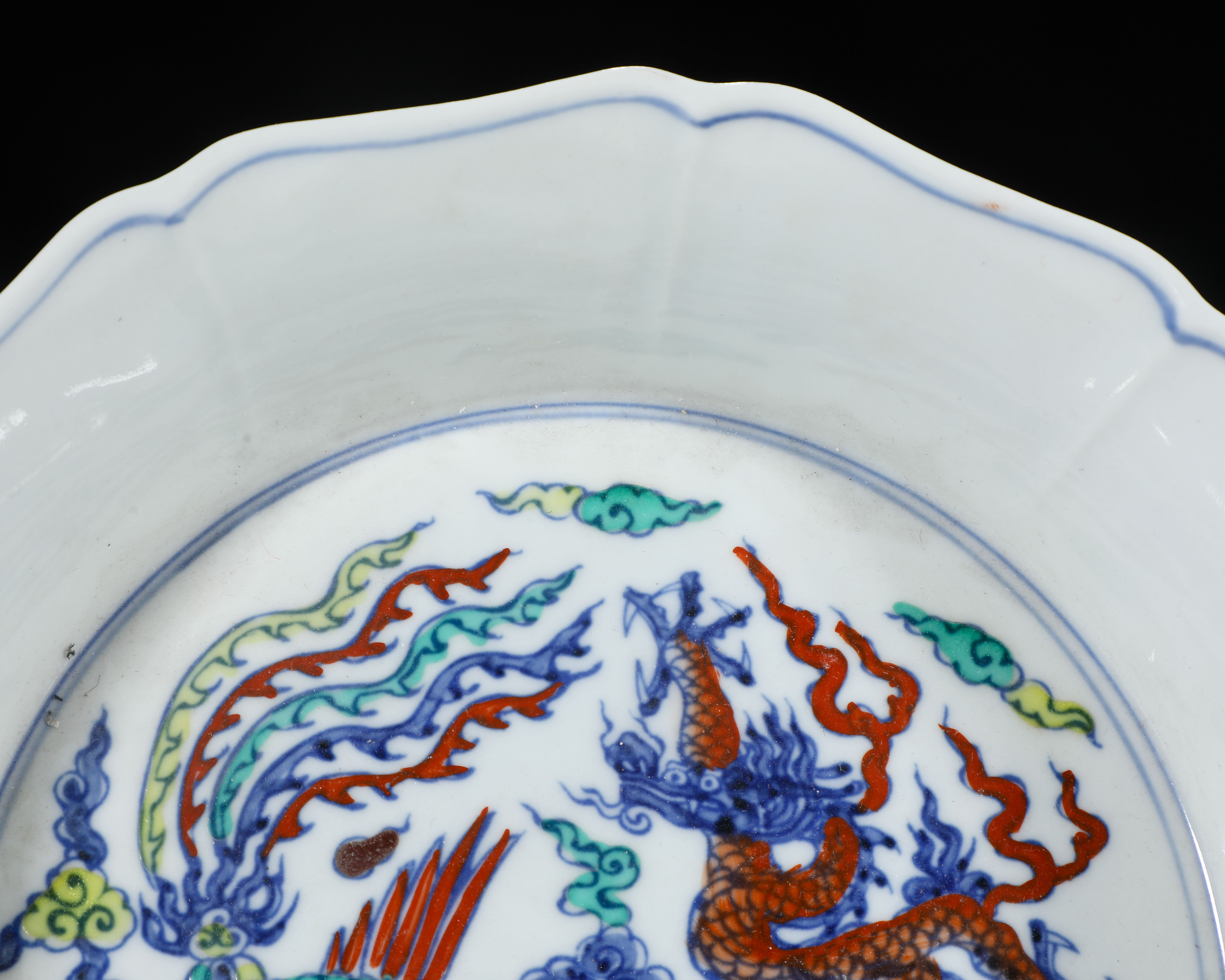 A Chinese Doucai Glaze Dragon and Phoenix Medallion Dish - Image 4 of 6