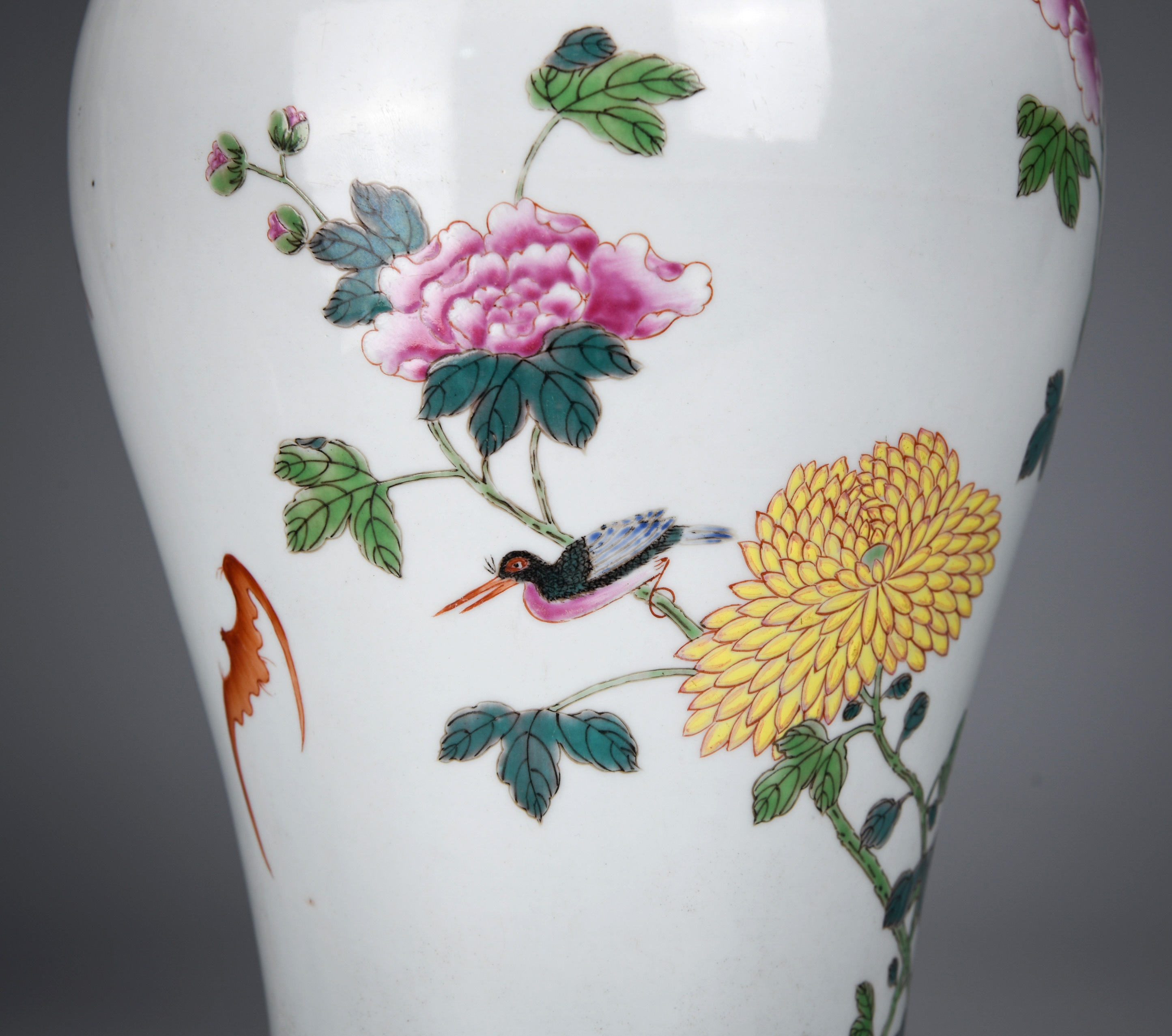 A Chinese Famille Rose Vase Meiping - Image 9 of 10