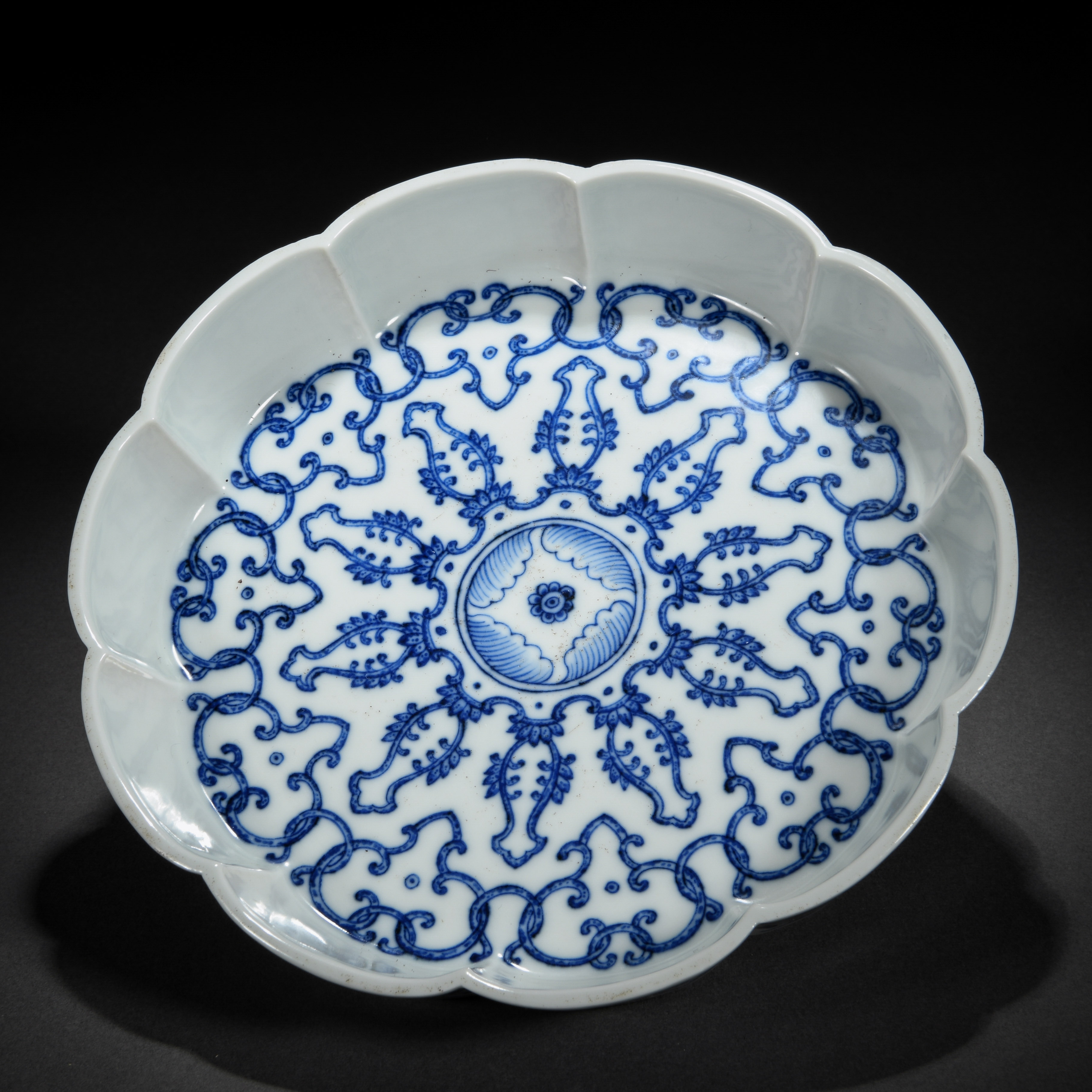 A Chinese Blue and White Lobed Dish - Image 6 of 9