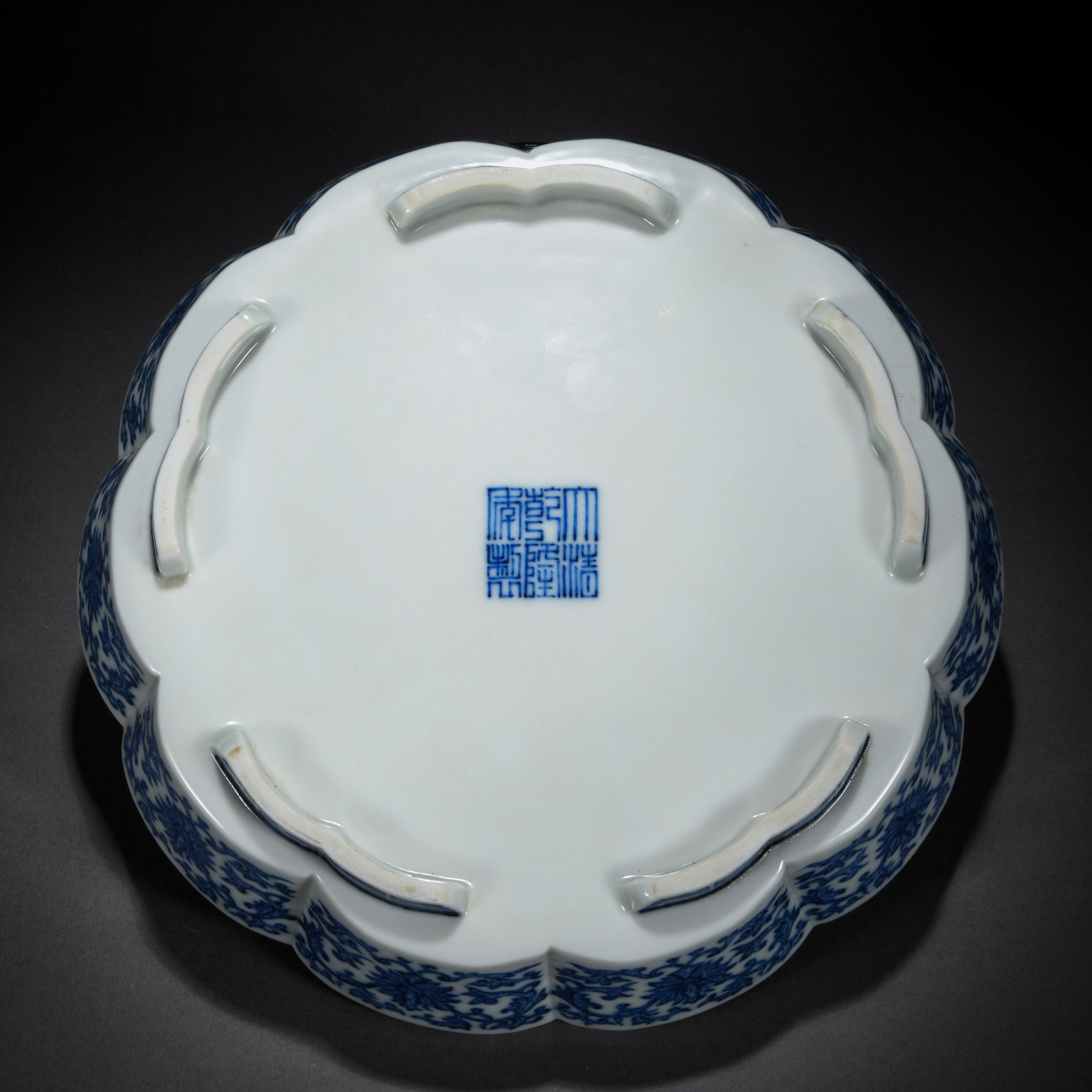 A Chinese Blue and White Lobed Dish - Image 8 of 9