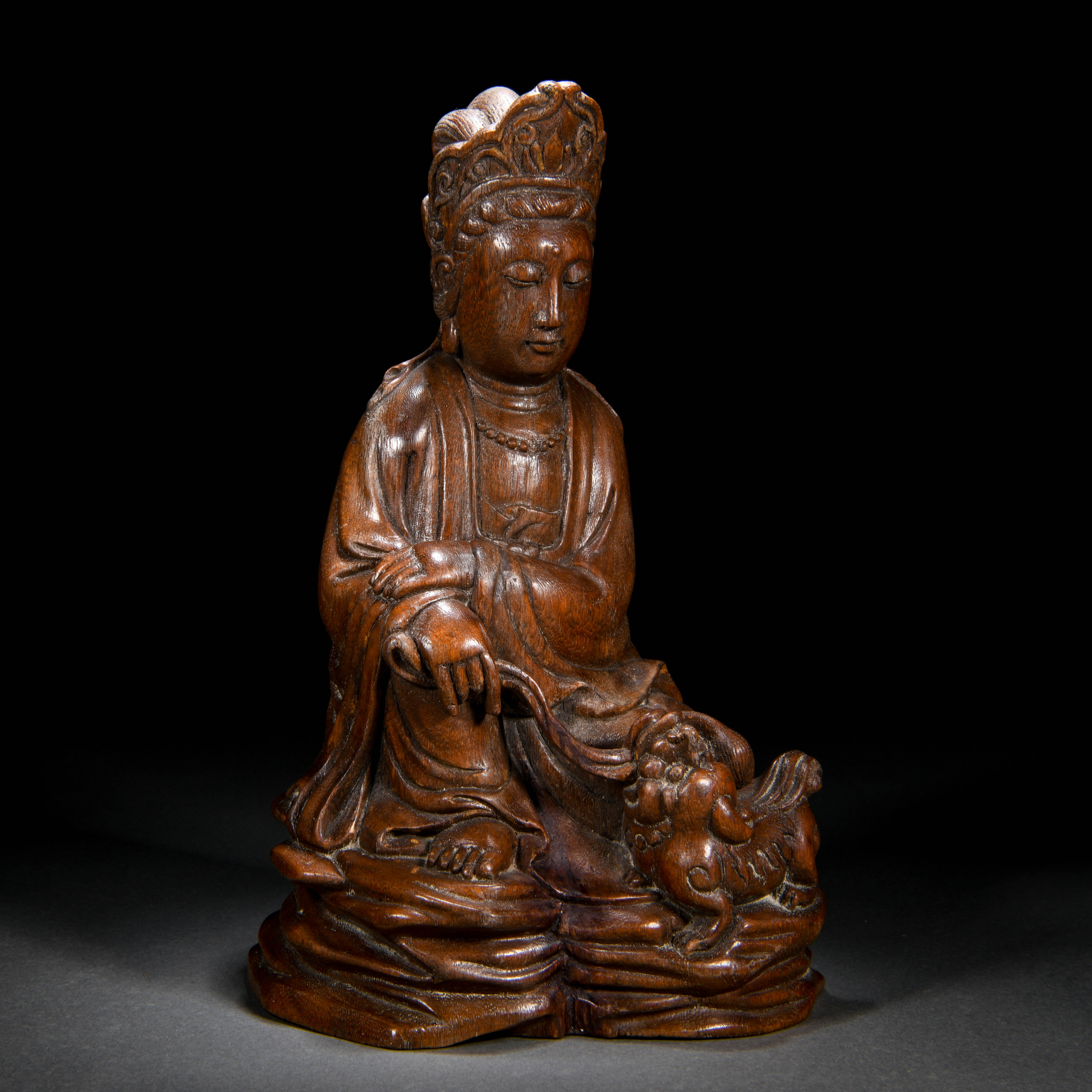 A Chinese Carved Aloeswood Figure of Guanyin - Image 5 of 9