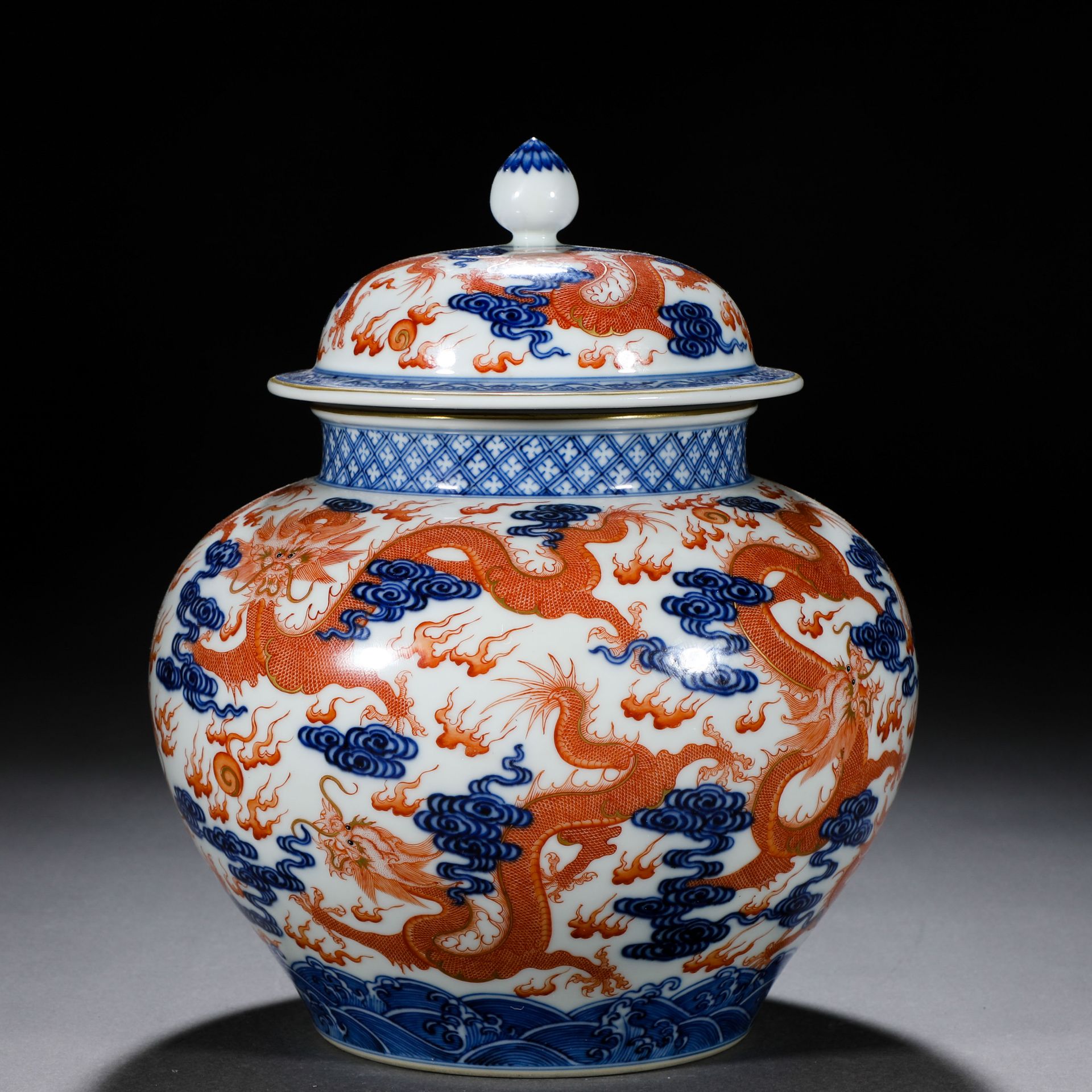 A Chinese Underglaze Blue and Iron Red Jar with Cover - Image 2 of 9