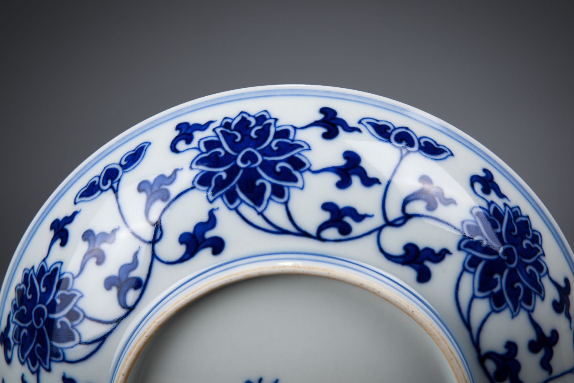 A Chinese Blue and White Lotus Scrolls Dish - Image 5 of 8