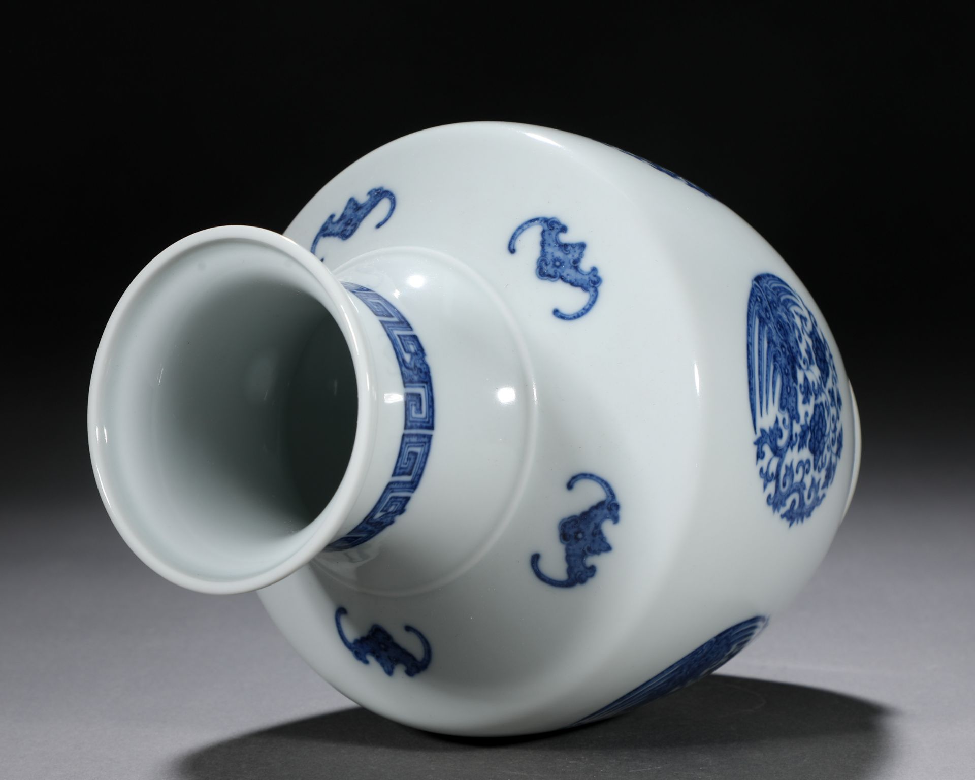 A Chinese Blue and White Medallion Vase - Image 6 of 9