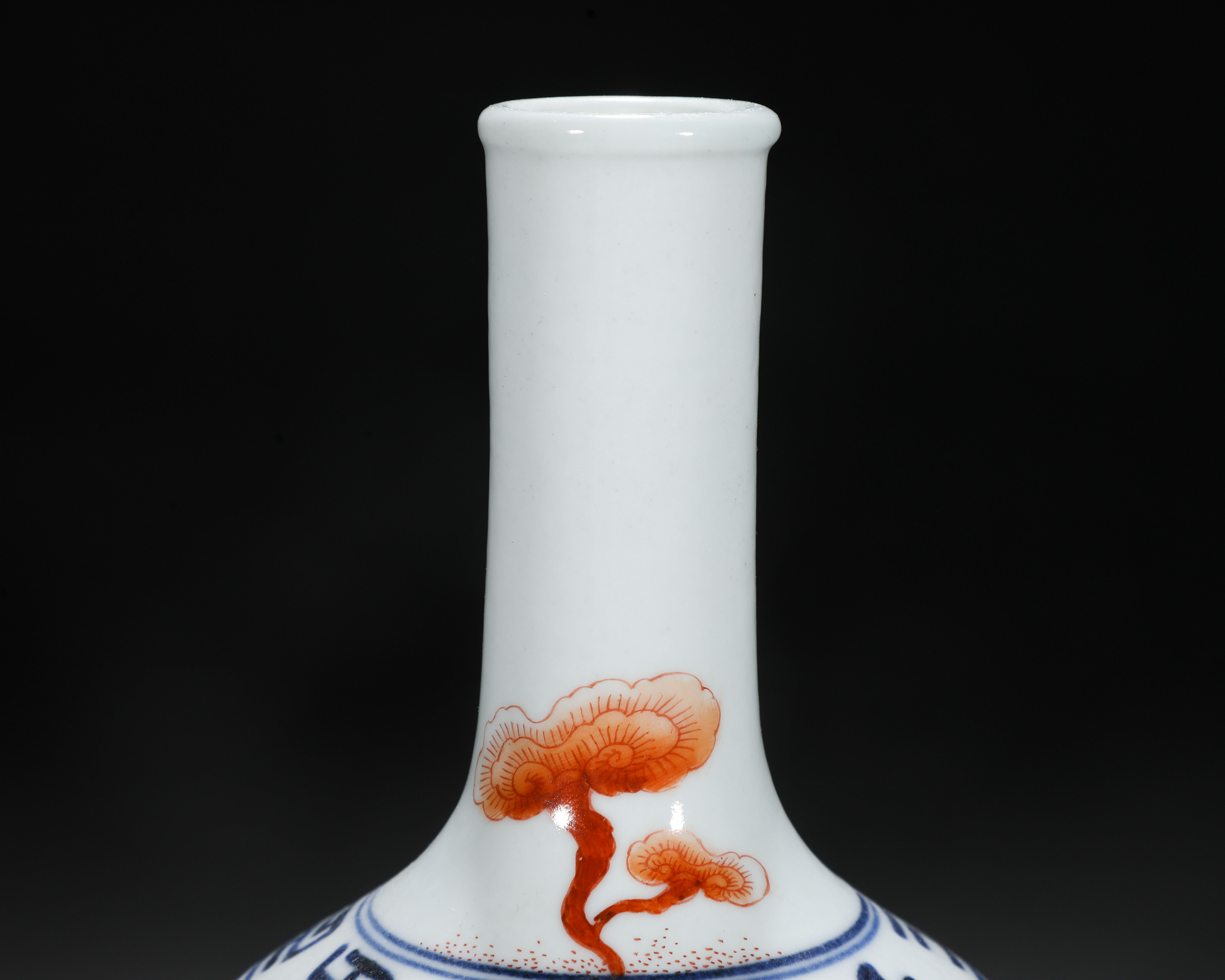 A Chinese Underglaze Blue and Iron Red Bell Shaped Vase - Image 5 of 9