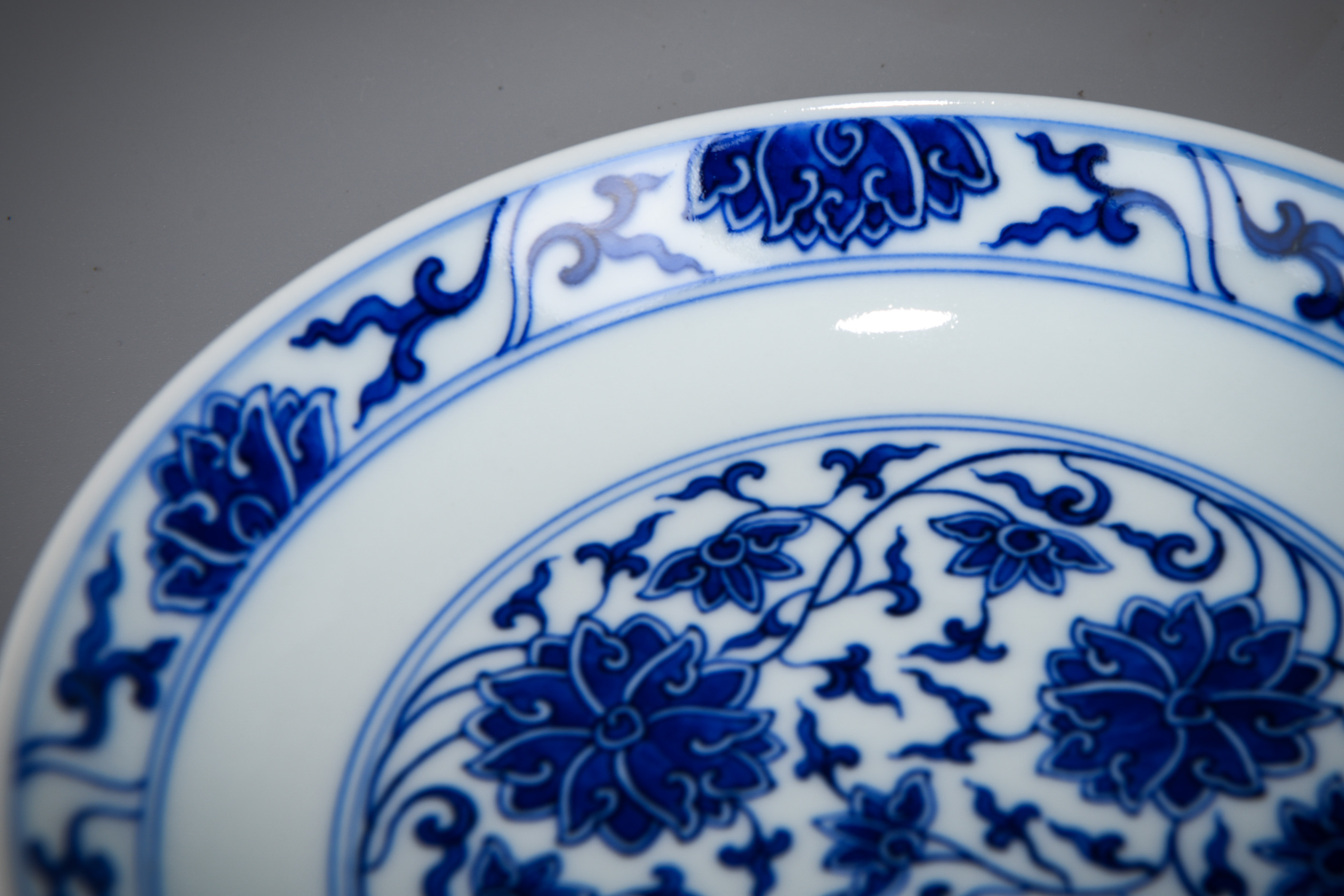 A Chinese Blue and White Lotus Scrolls Dish - Image 3 of 8