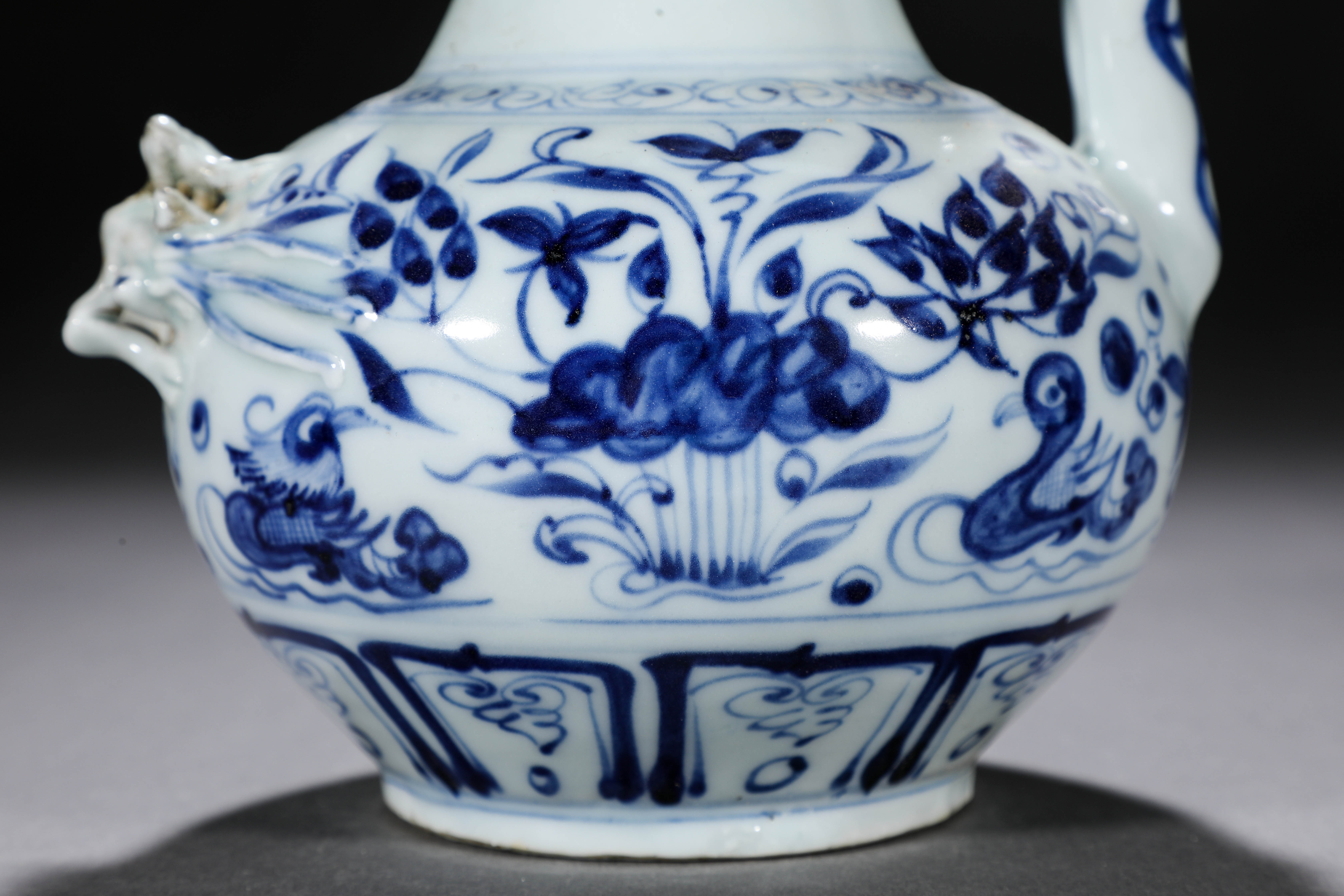 A Chinese Blue and White Lotus Pond Ewer - Image 7 of 9