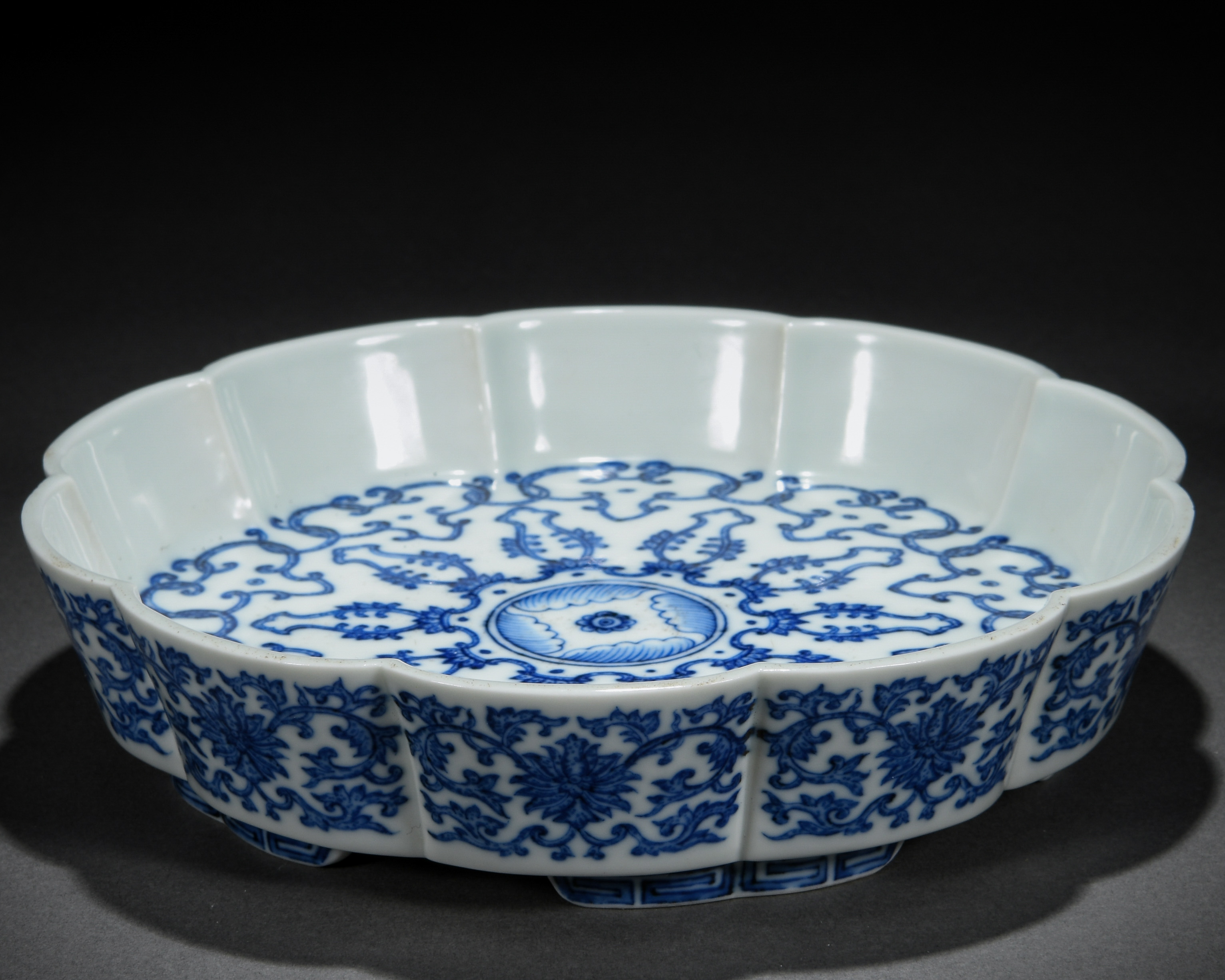 A Chinese Blue and White Lobed Dish - Image 2 of 9