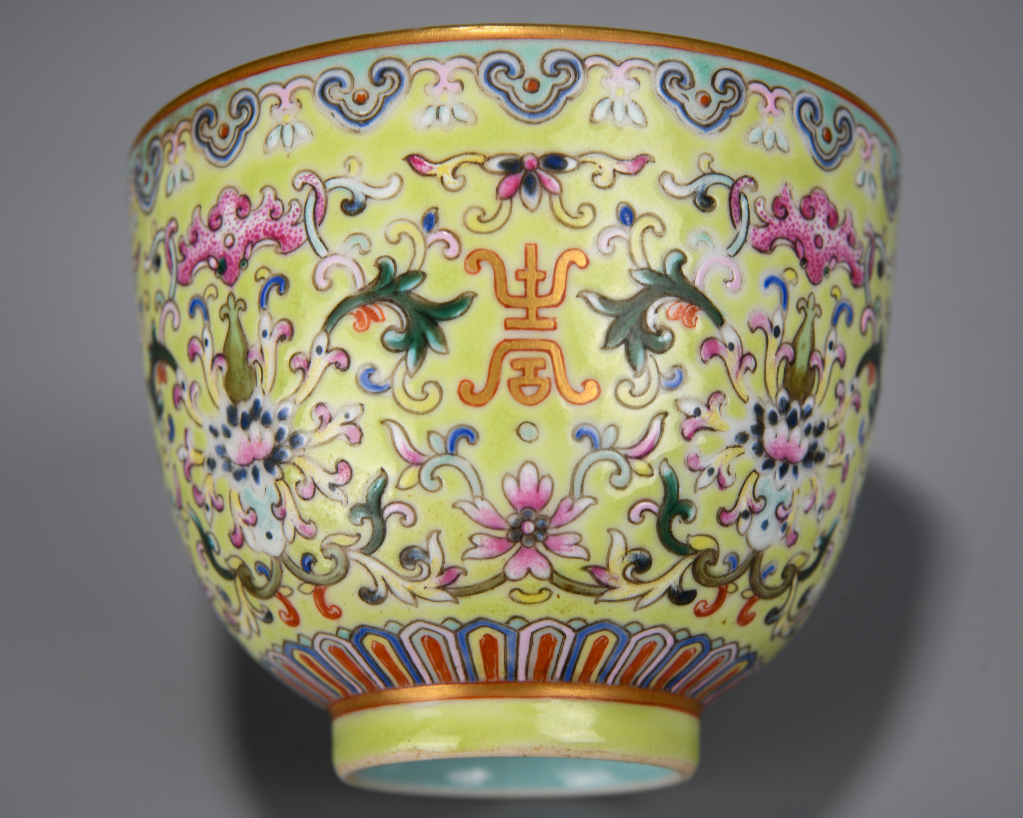 A Chinese Famille Rose Cup - Image 5 of 7