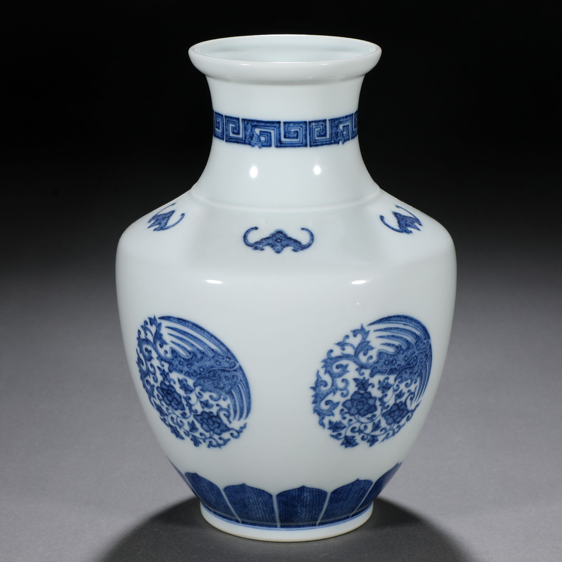 A Chinese Blue and White Medallion Vase - Image 2 of 9