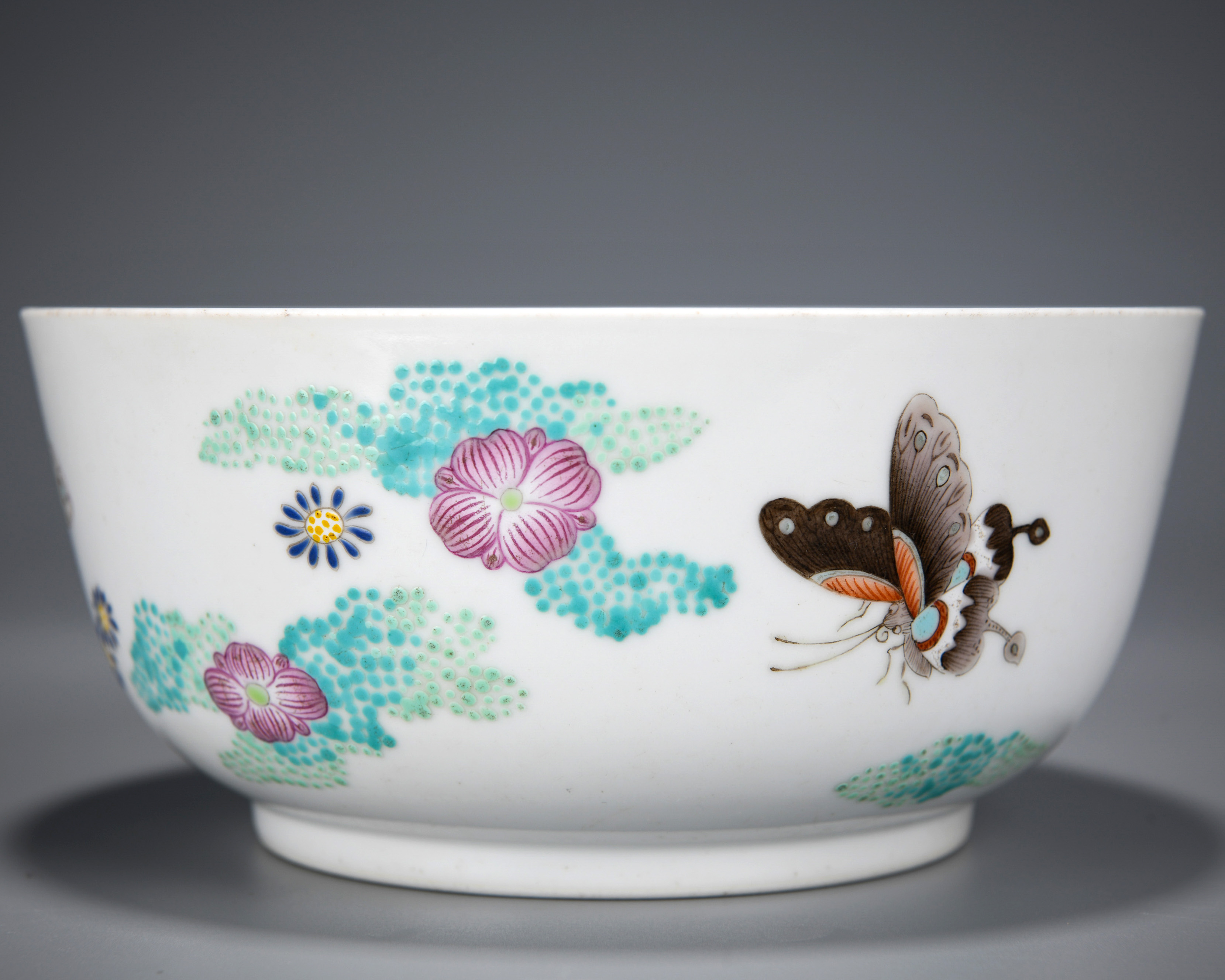 A Chinese Famille Rose Butterflies Bowl - Image 2 of 8