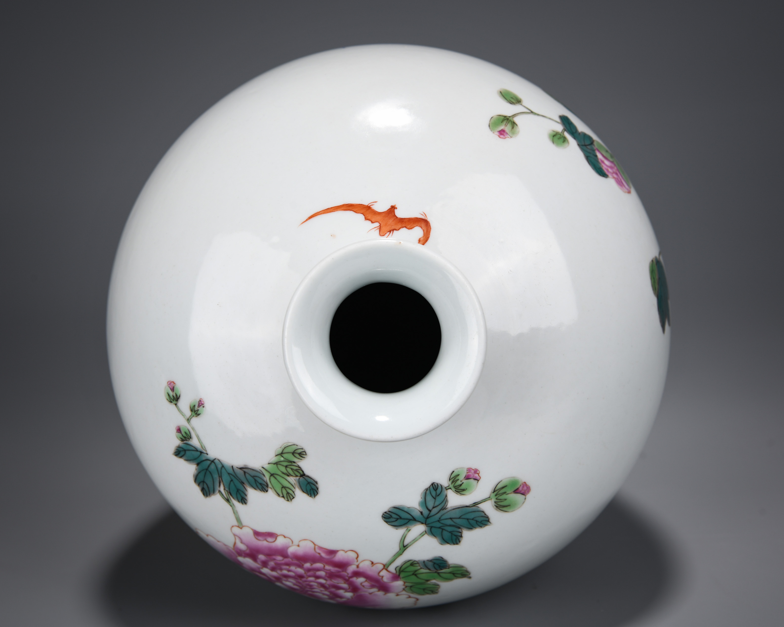 A Chinese Famille Rose Vase Meiping - Image 4 of 10