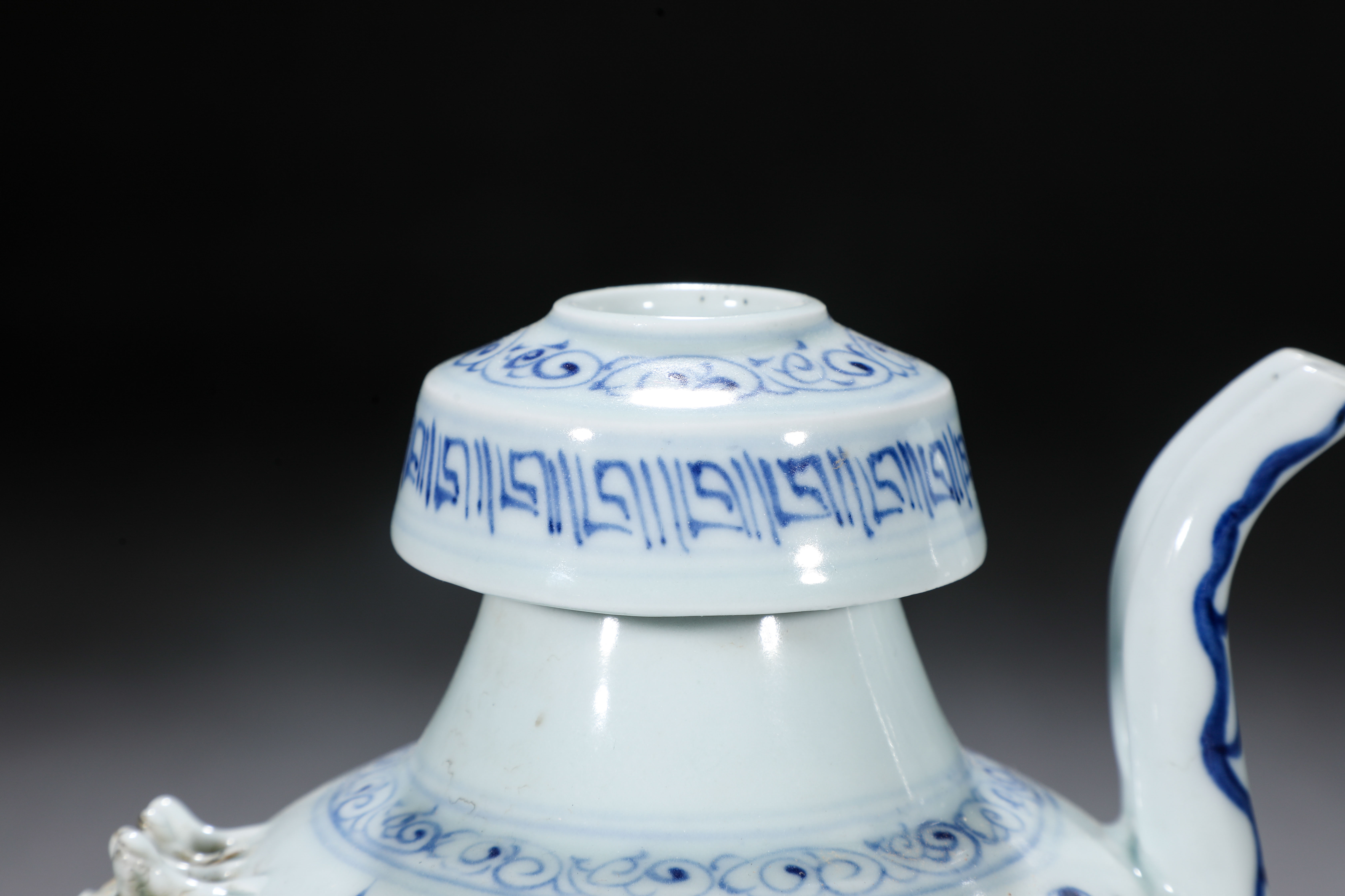 A Chinese Blue and White Lotus Pond Ewer - Image 6 of 9