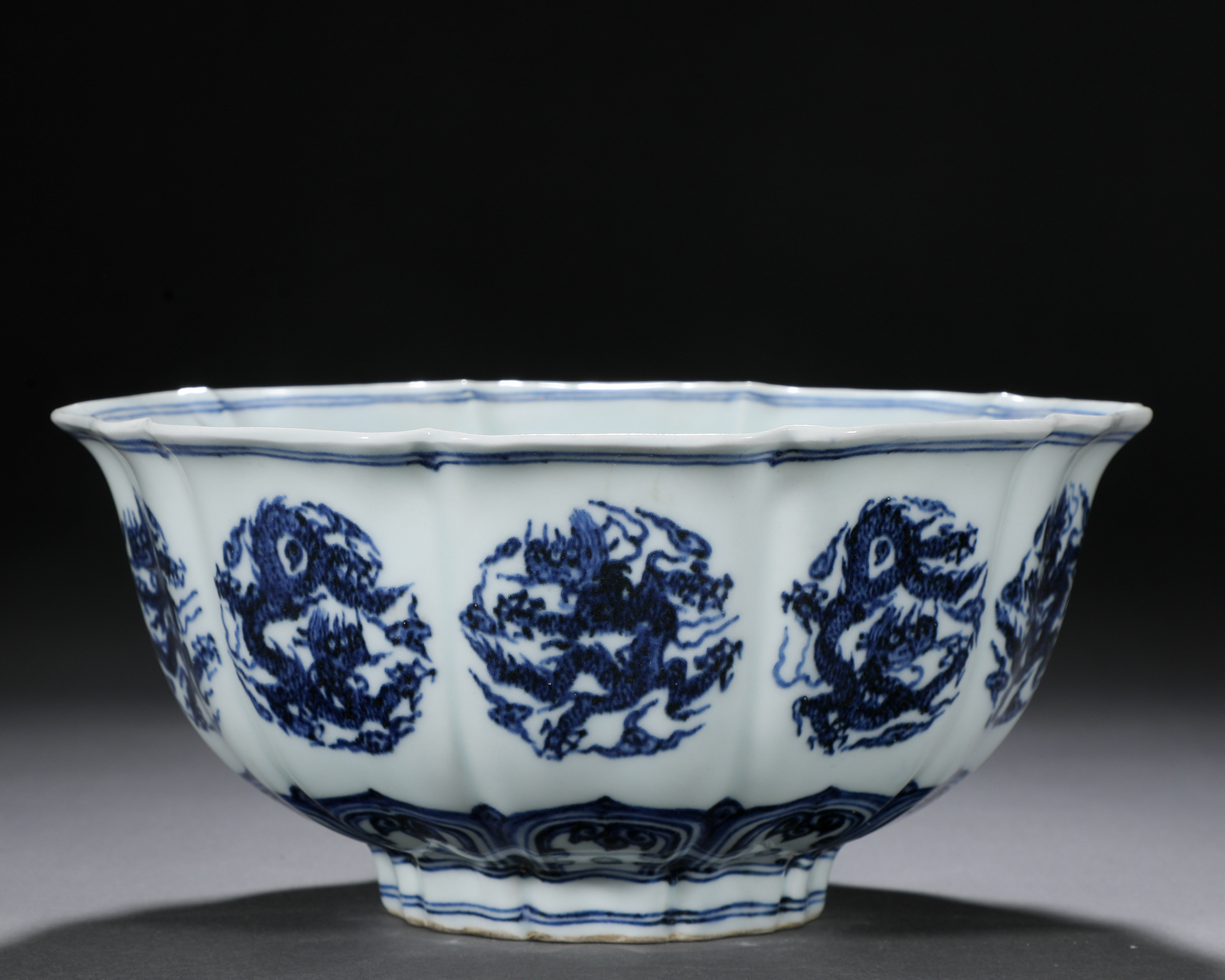 A Chinese Blue and White Medallions Bowl - Image 3 of 9