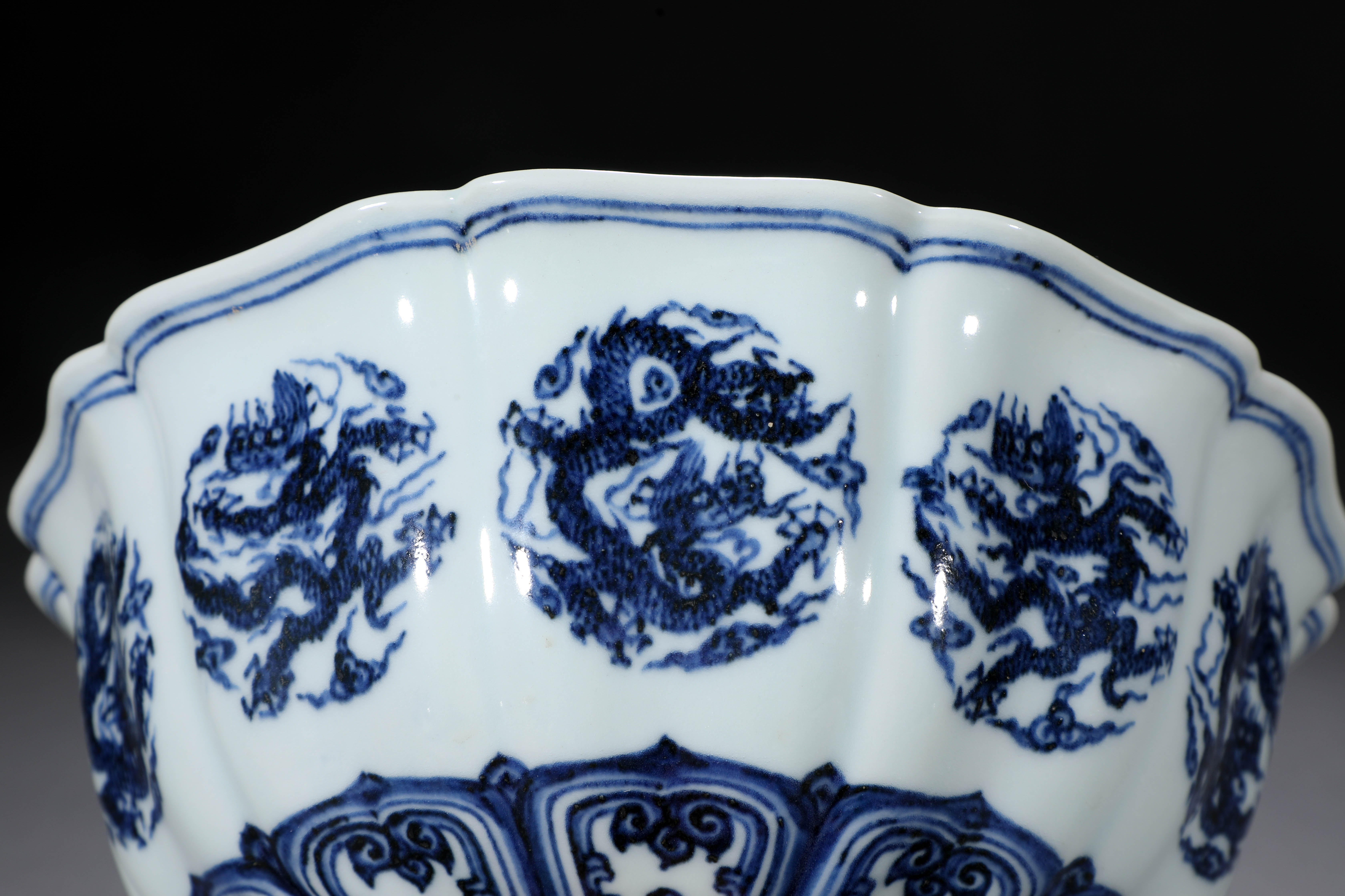A Chinese Blue and White Medallions Bowl - Image 5 of 9