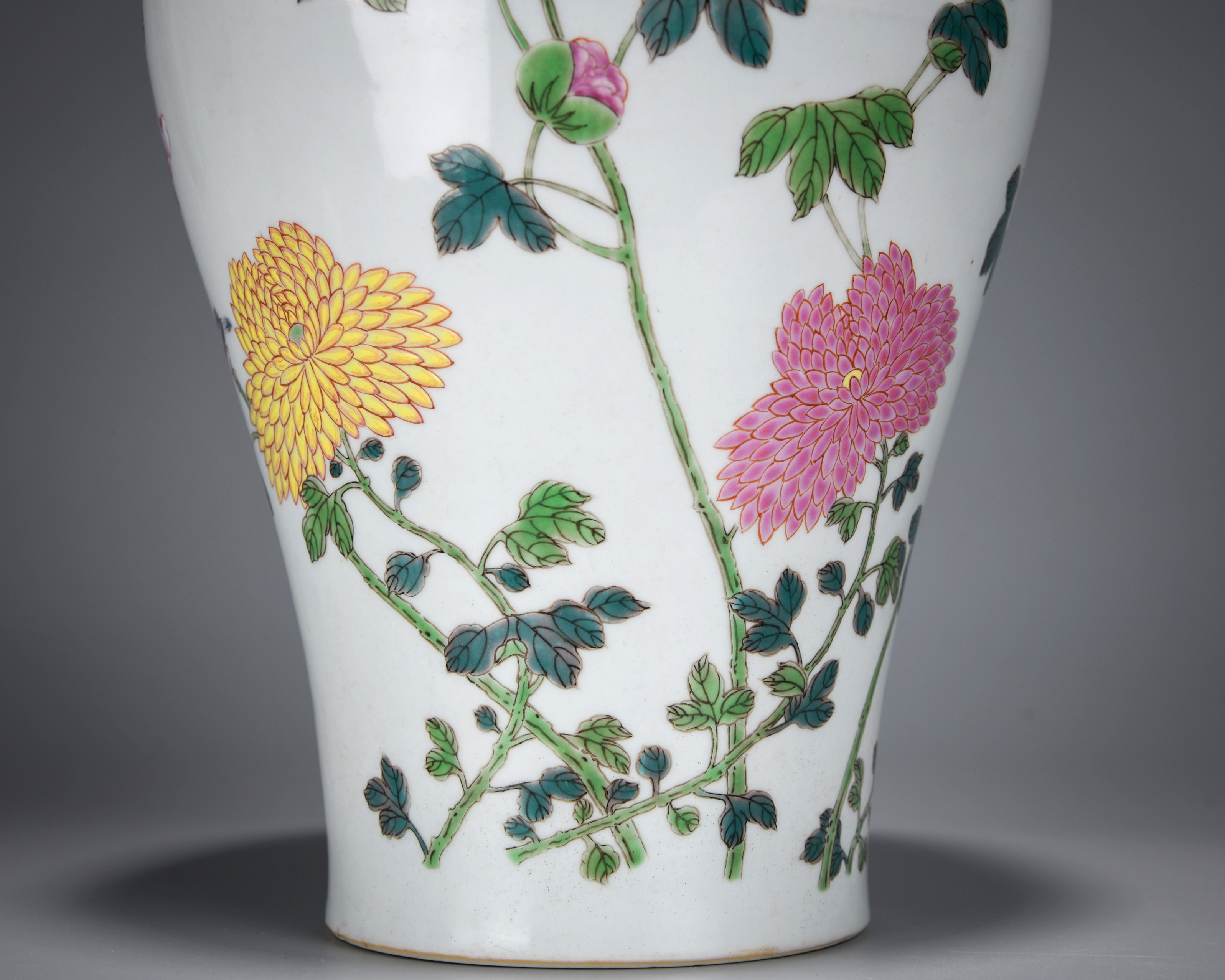 A Chinese Famille Rose Vase Meiping - Image 5 of 10