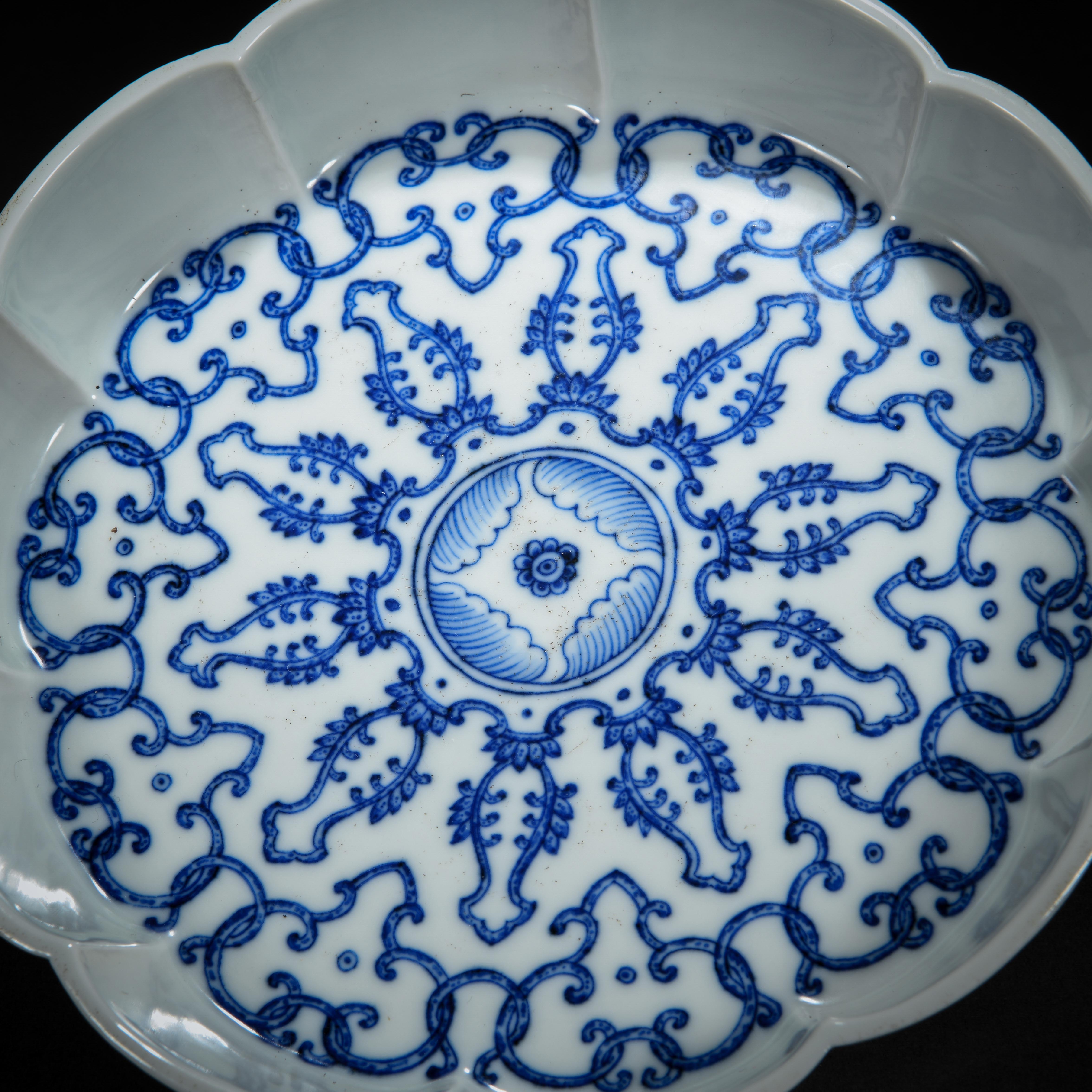 A Chinese Blue and White Lobed Dish - Image 7 of 9