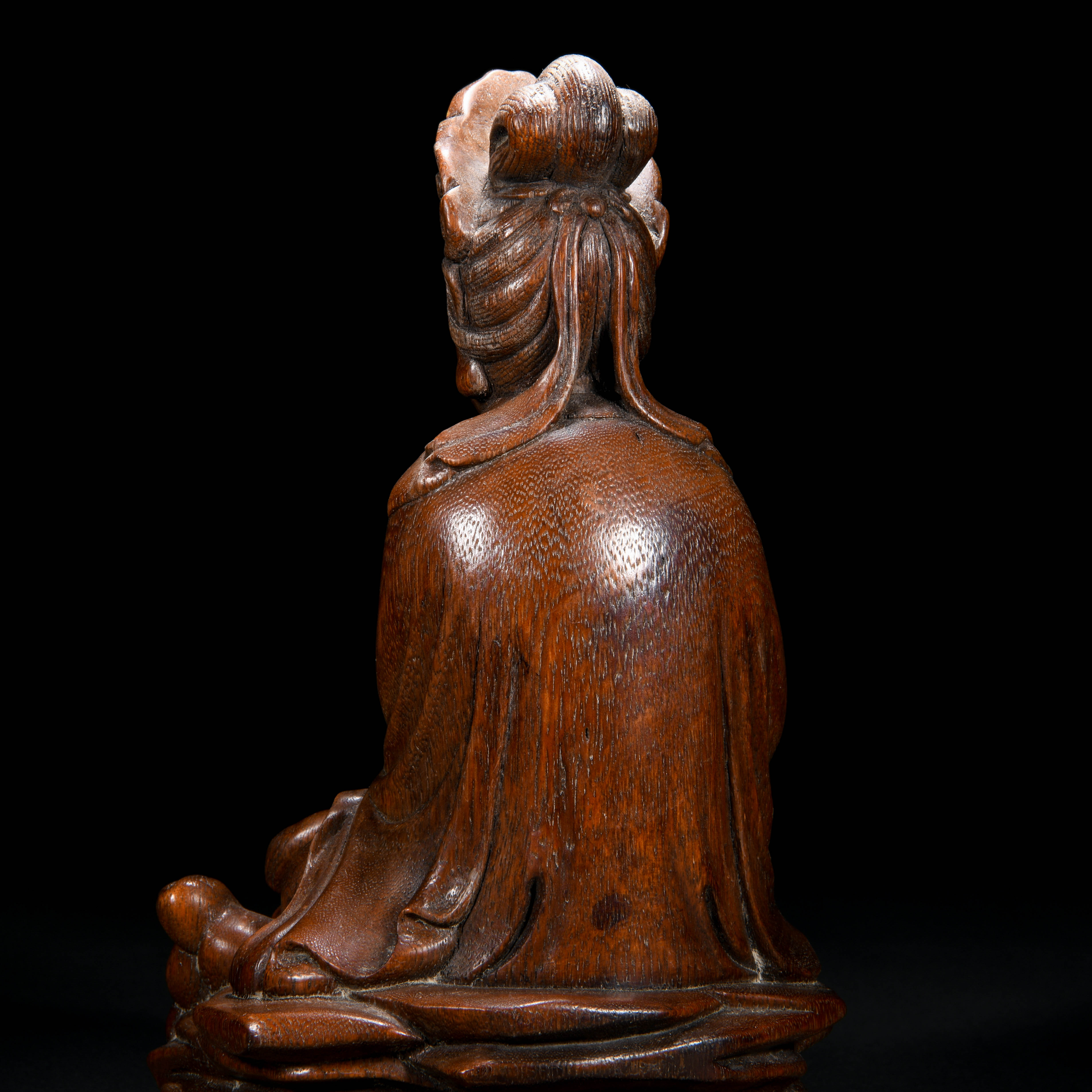 A Chinese Carved Aloeswood Figure of Guanyin - Image 8 of 9