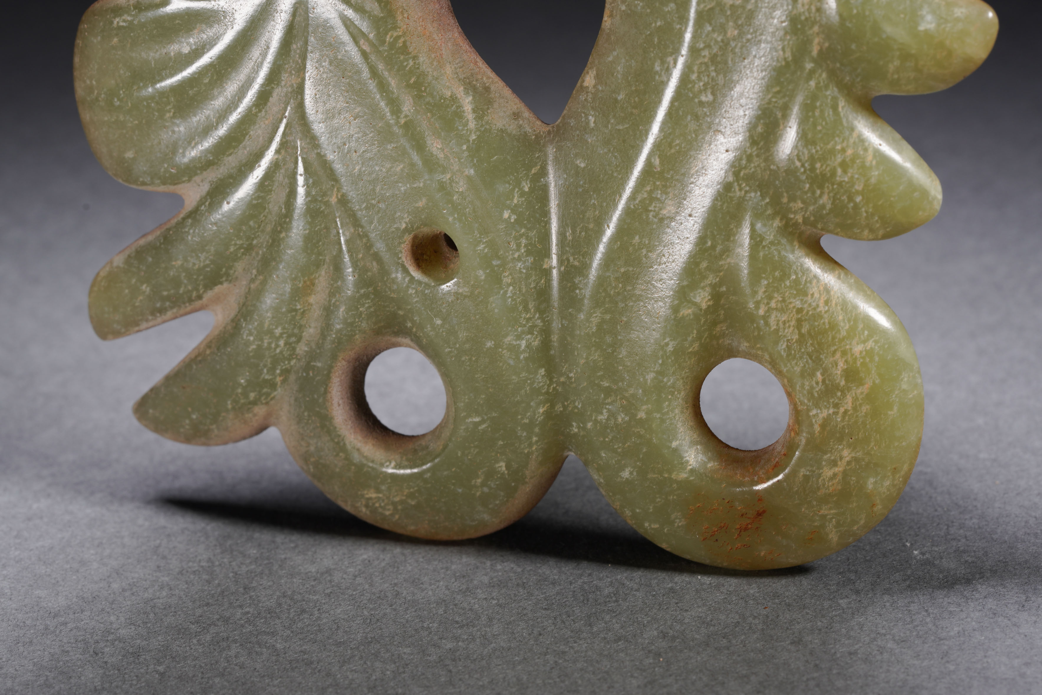 A Chinese Carved Celadon Jade Ornament - Image 5 of 7