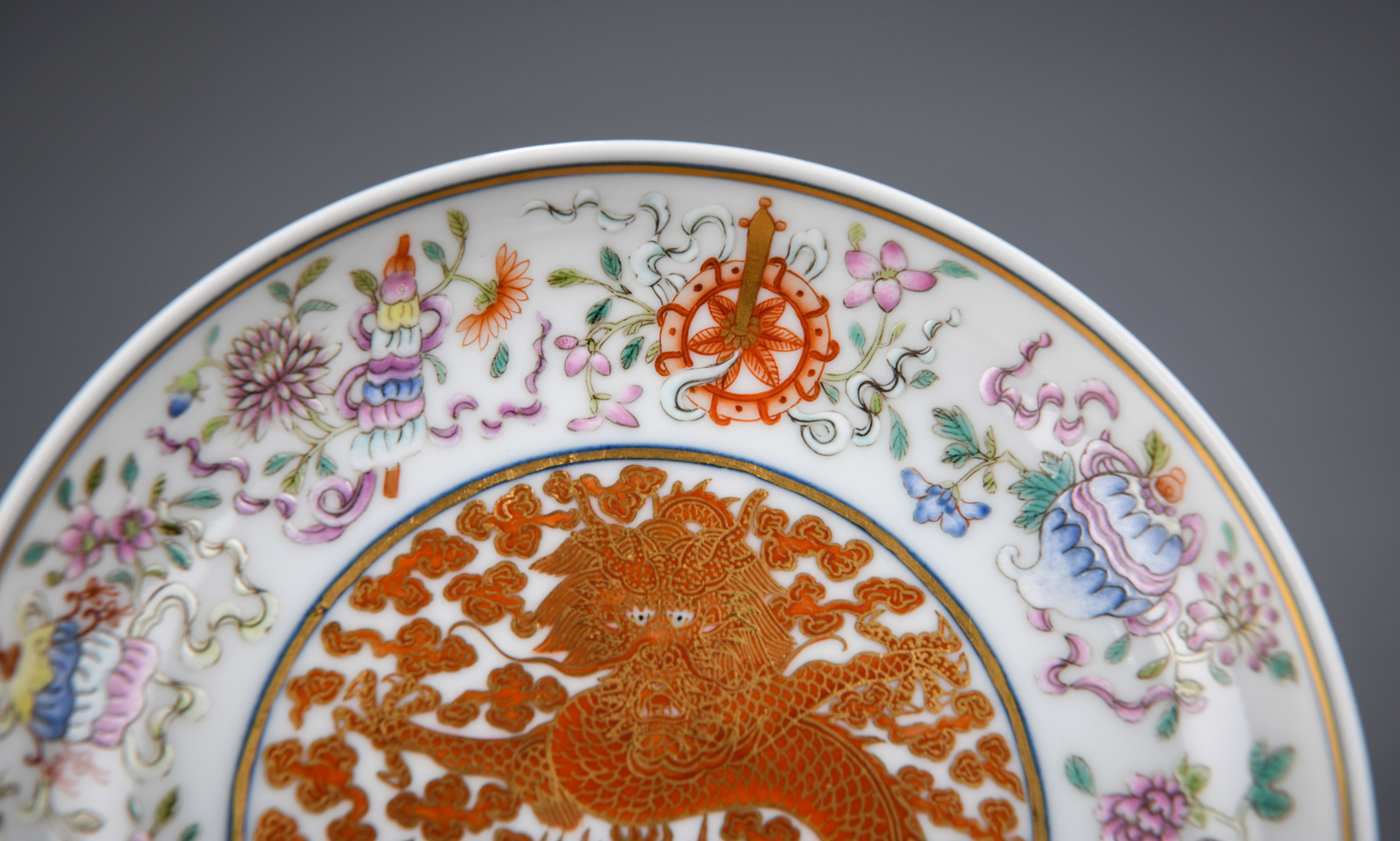A Chinese Famille Rose and Gilt Dragon Dish - Image 6 of 10