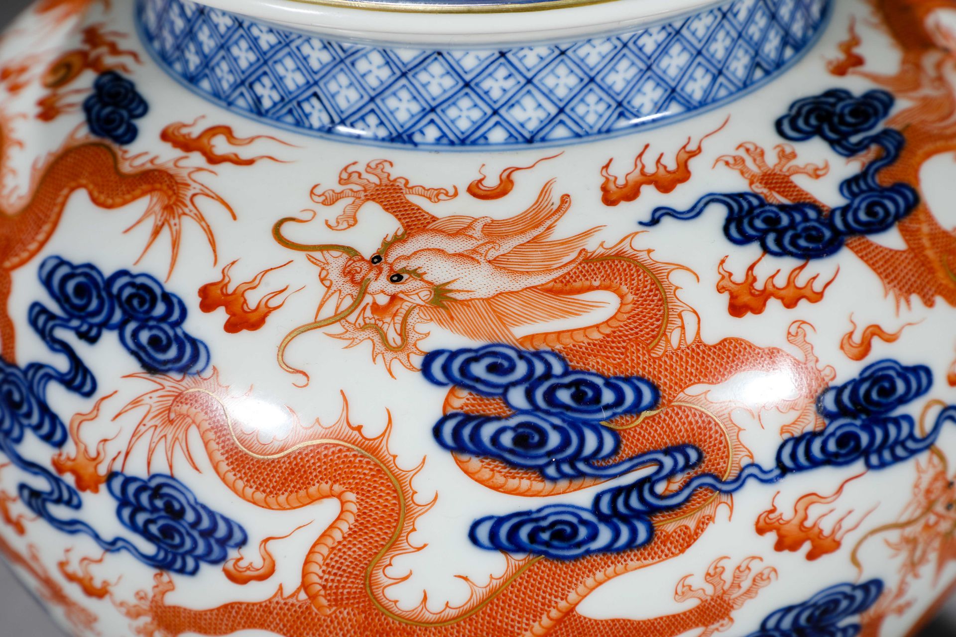 A Chinese Underglaze Blue and Iron Red Jar with Cover - Image 6 of 9